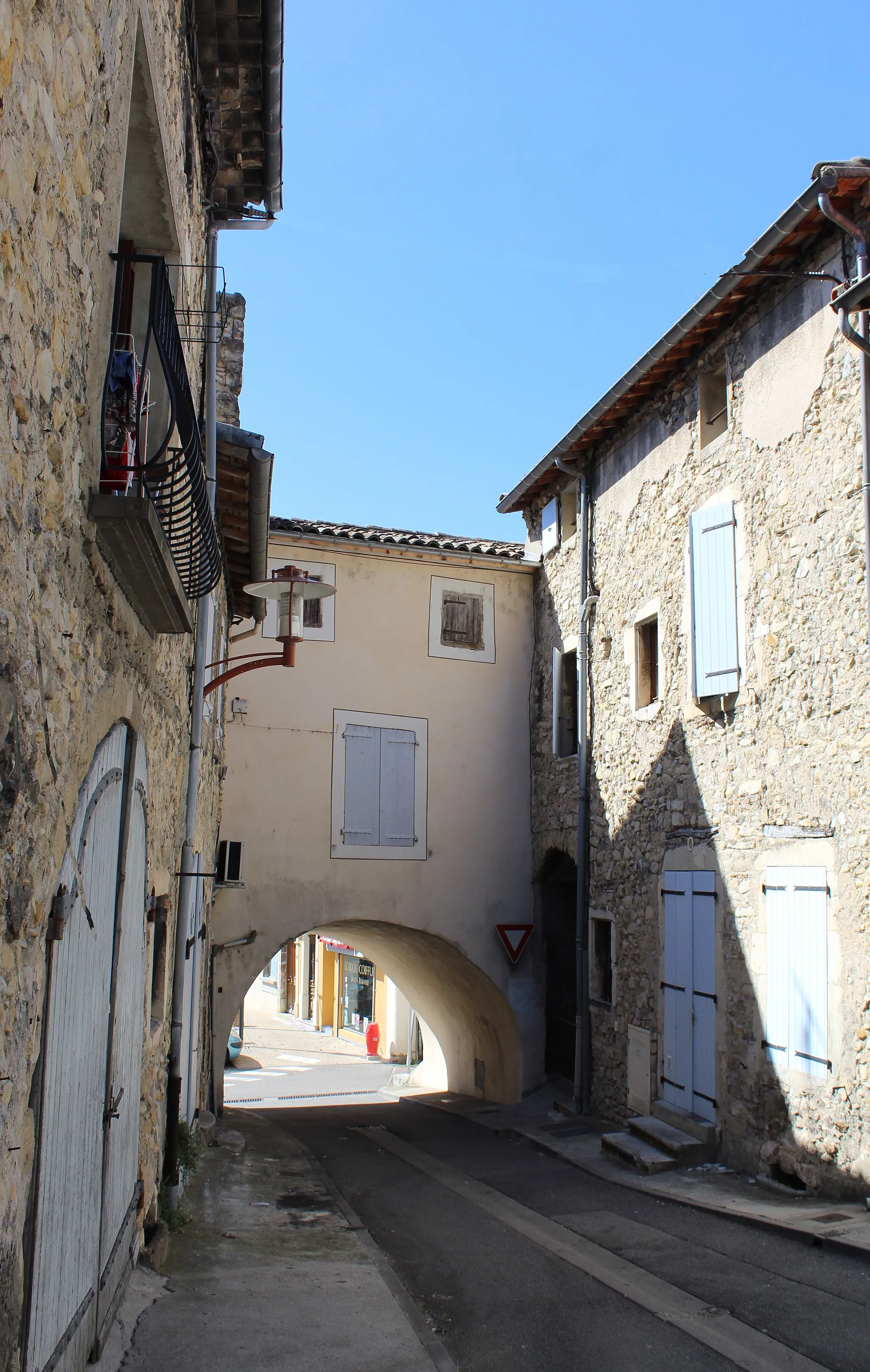 Photo showing: Passage couvert habité.