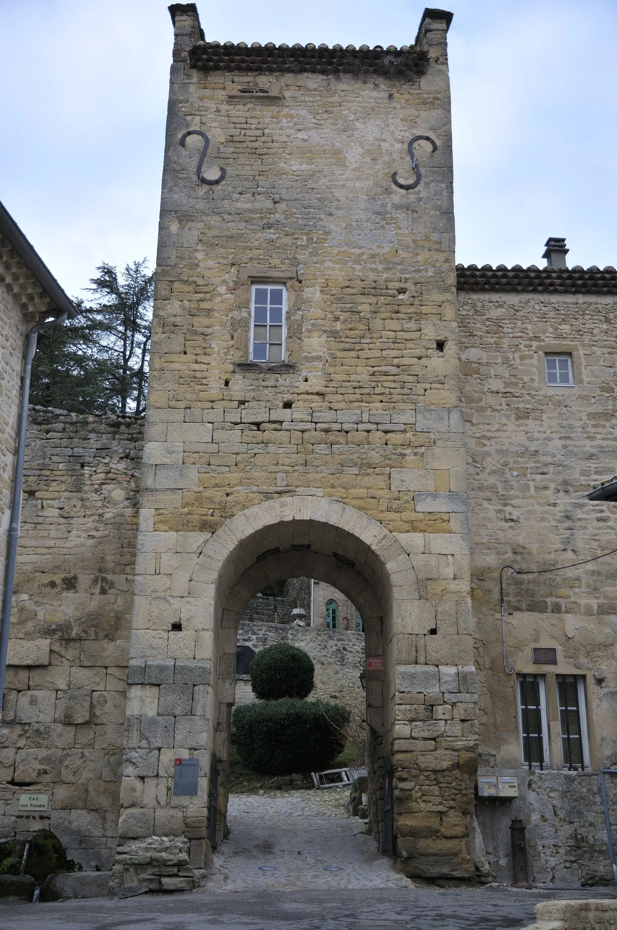 Photo showing: porte du château des Poitiers