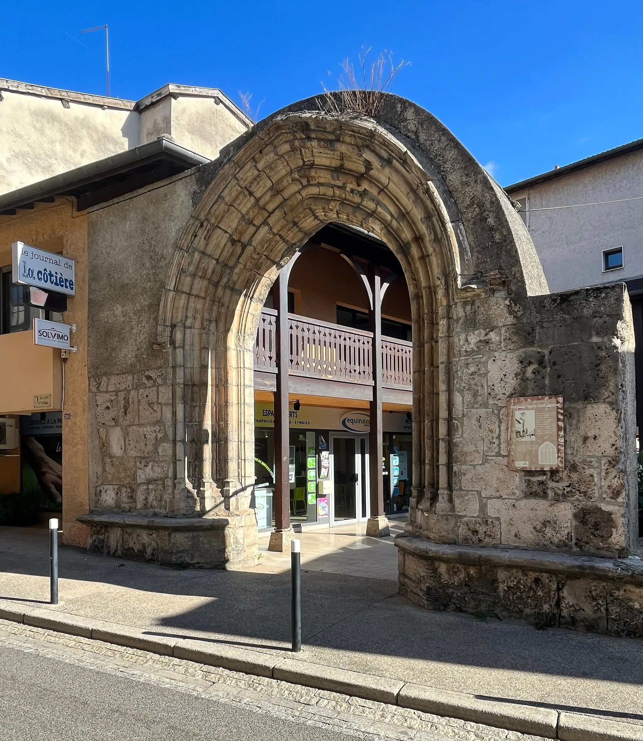 Photo showing: Saint Stephen church of Montluel (September 2022).