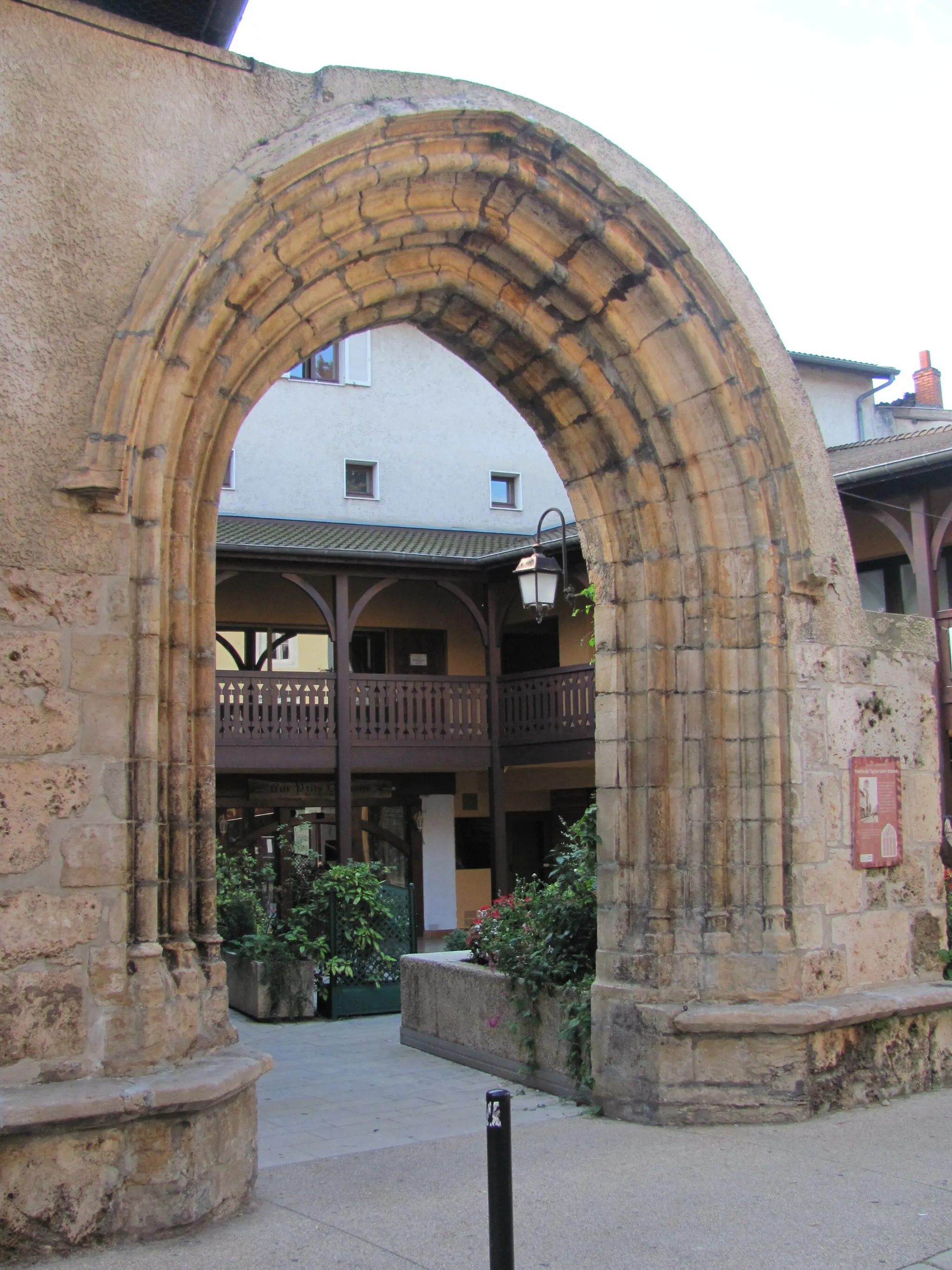 Photo showing: Vestige de l'église Saint-Romain de Montluel.