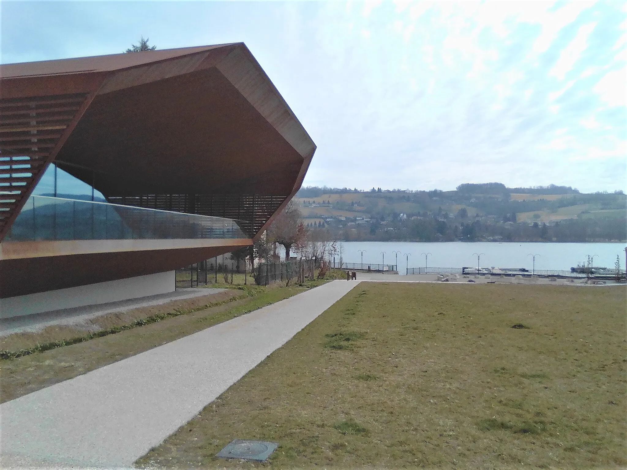 Photo showing: partie arrière terrasse du musée et le lac de Paladru