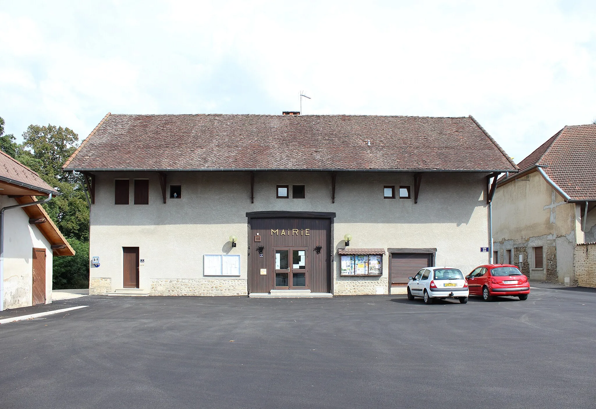 Photo showing: La mairie de Burcin.