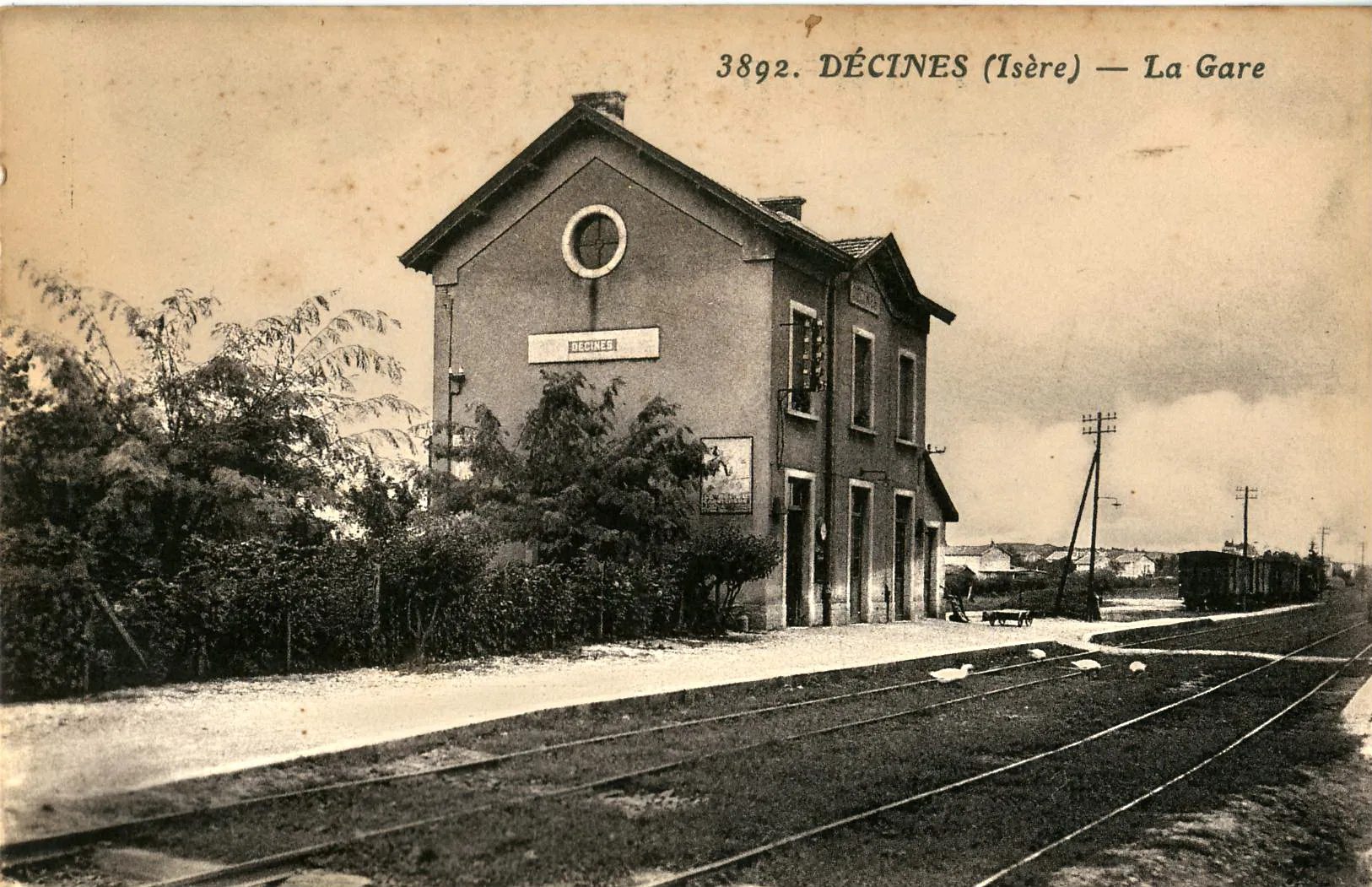 Photo showing: Carte postale ancienne éditée par Goutagny, N°3892 Décines : La Gare du Chemin de fer de l'Est de Lyon.