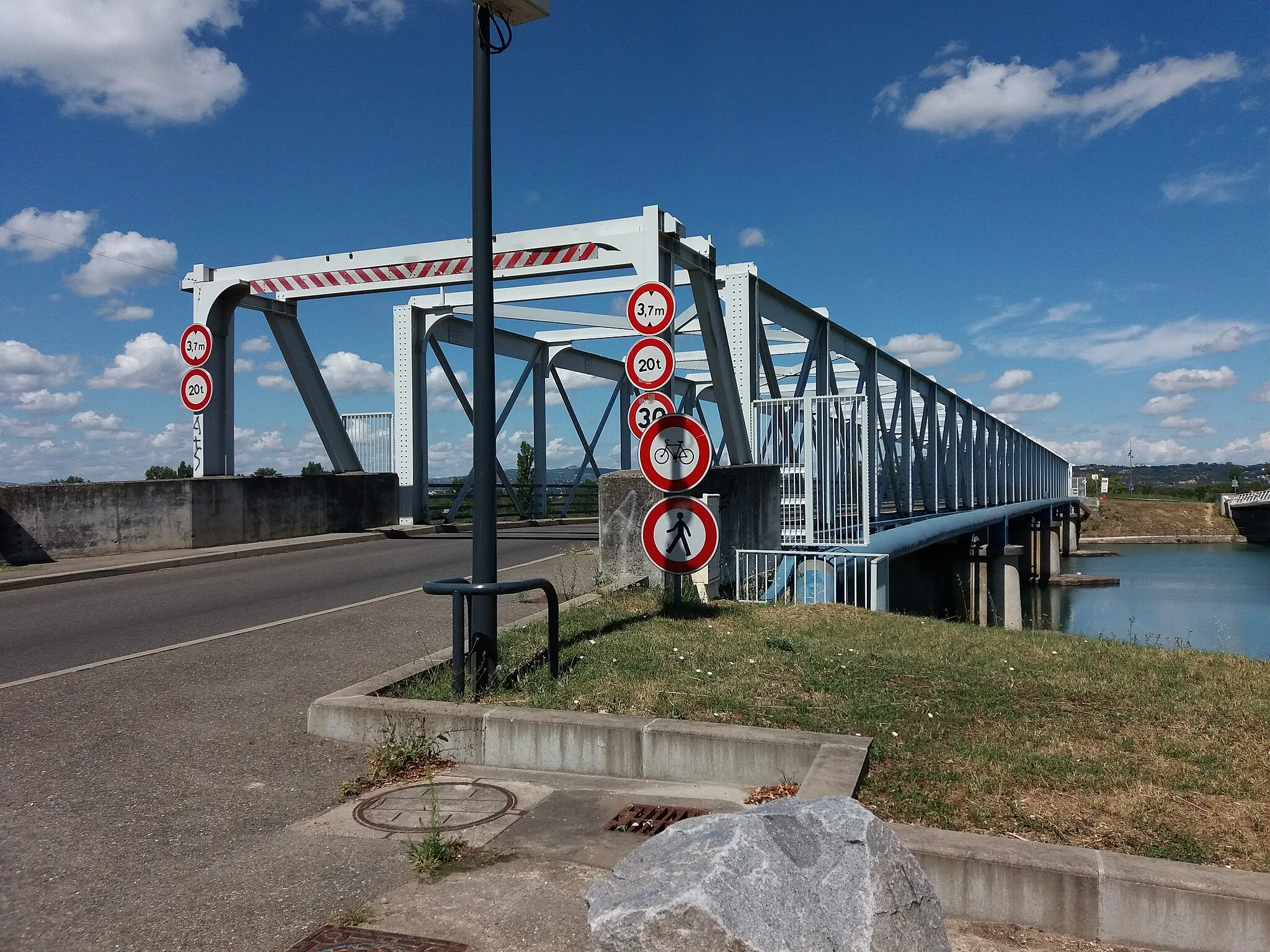 Photo showing: Entrée du pont de Décines.