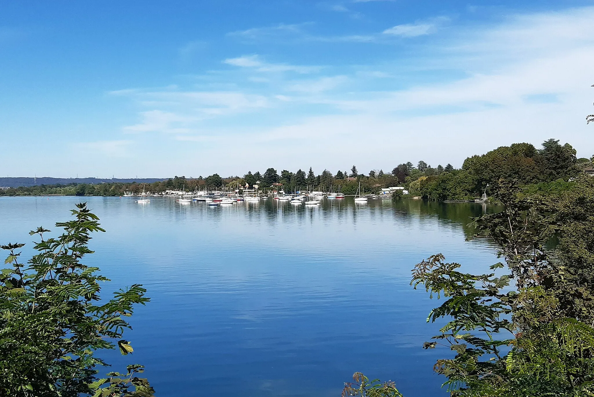 Photo showing: Le Grand Large et le port de voiliers de l'Aviron Majolan vue depuis la côte de Décines.