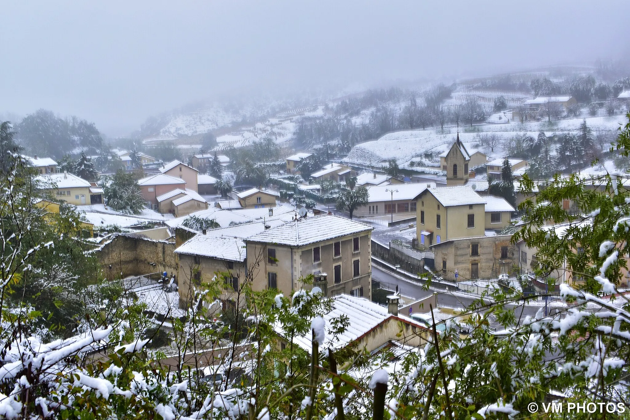 Photo showing: Place de la mairie sous la neige en novembre 2019, vue de la Madone. 
()
