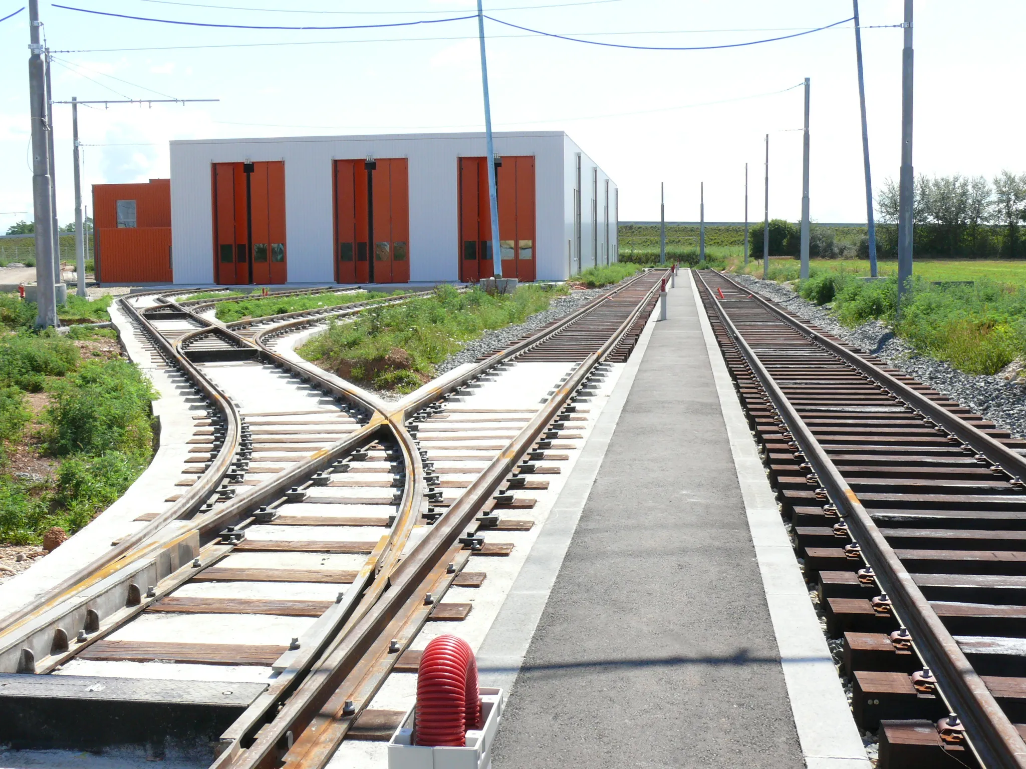 Photo showing: Tramway de Lyon : Les ateliers de Rhônexpress (ex Leslys), la future liaison rail aéroport de l'aéroport Lyon Saint-Exupéry, en construction à Meyzieu-ZI.