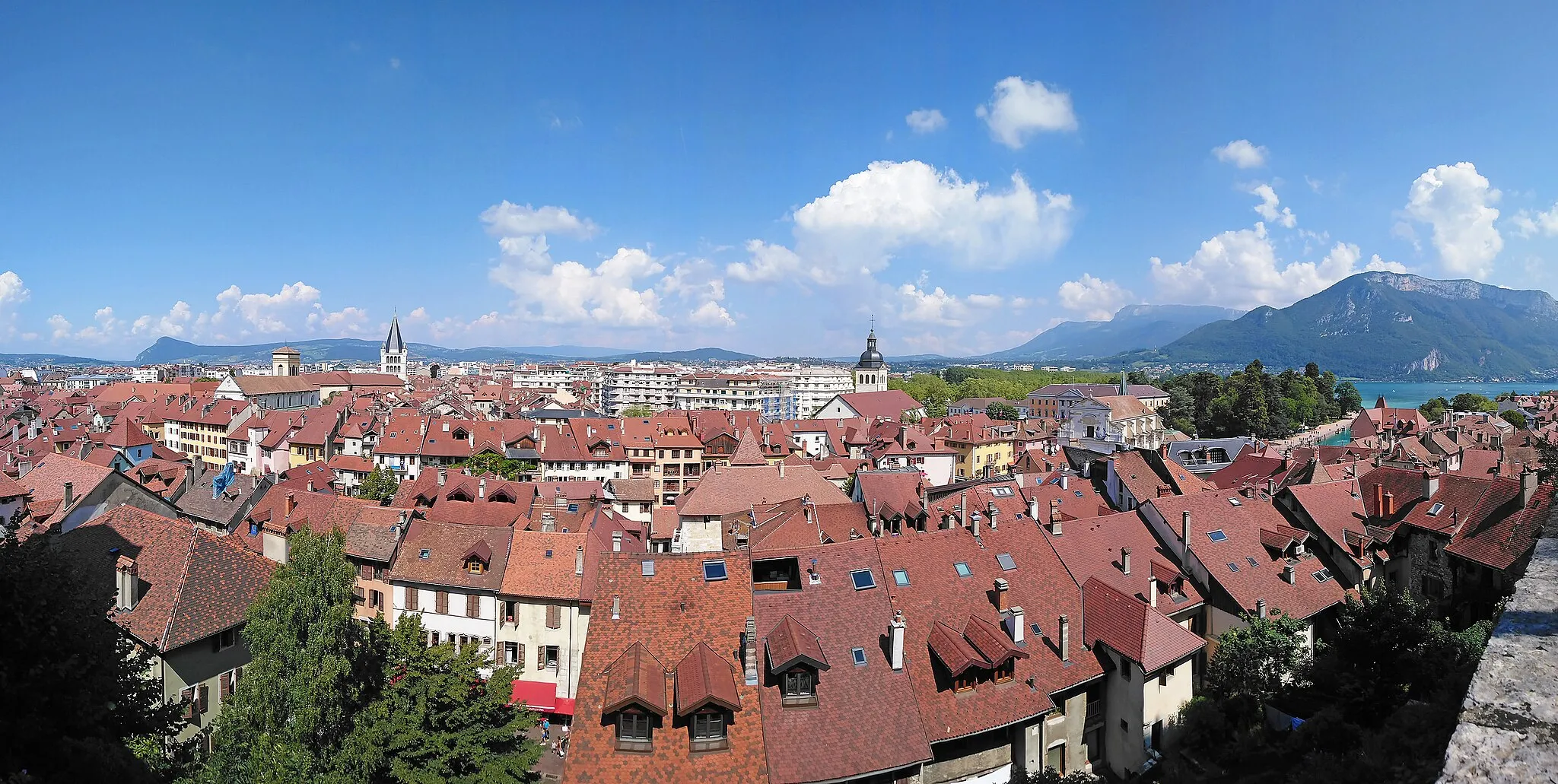 Photo showing: View of Annecy from the castle yard.