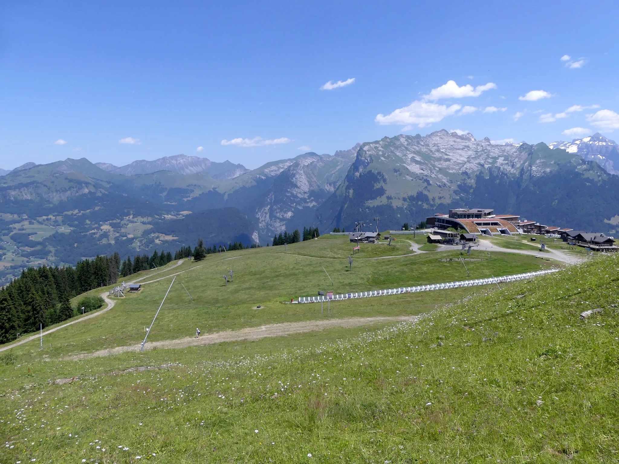 Photo showing: Sight, in summer, of Les Saix plateau on the heights of Samoëns, Haute-Savoie, France.