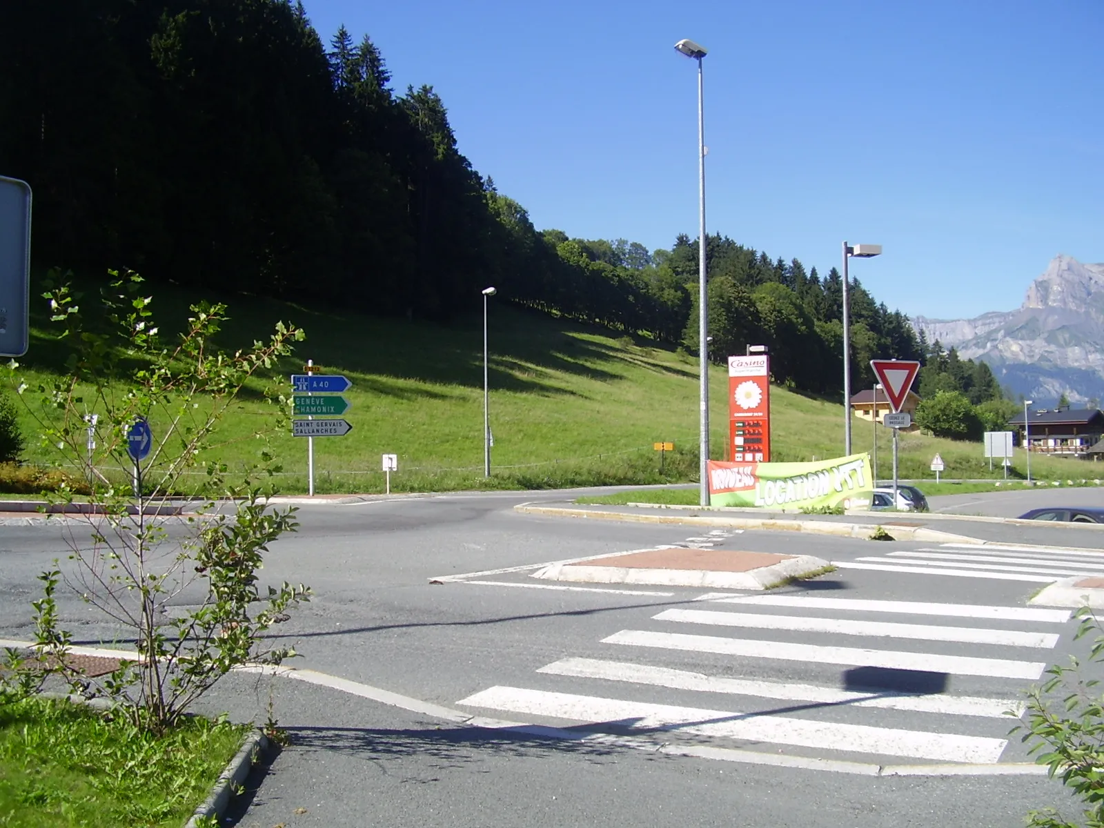 Photo showing: Departmental road 1212 towards Genève, Chamonix, Saint-Gervais, Sallanches from Demi-Quartier (74) and roundabout deserving a supermarket.