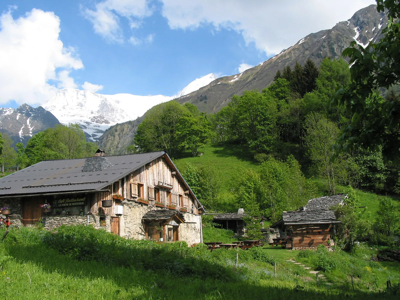 Photo showing: Saint-Gervais-les-Bains
(Haute-Savoie - France), chalets du village de Bionnassay au pied de l'Aiguille de Bionnassay et du Mont Blanc.