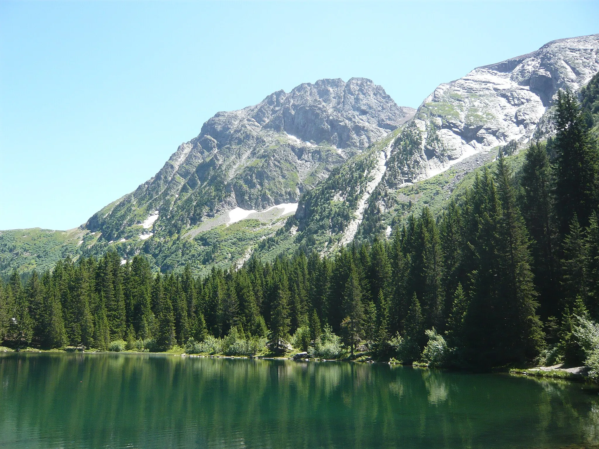 Photo showing: View of the Lake Poursollet (Lac du Poursollet).
Livet et Gavet, Isère department, France.

July 2008.