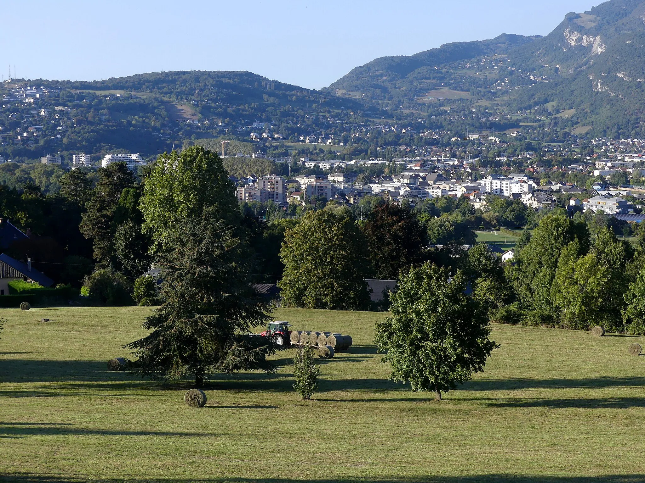 Photo showing: Sight, in the evening of a meadow after hay cut on the heights of La Ravoire near Chambéry, Savoie, France.