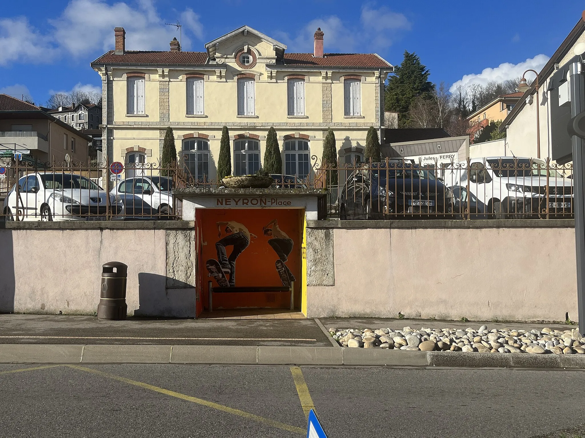 Photo showing: Vue d'un arrêt de bus face mairie à Neyron (Ain) en janvier 2023. Au second plan, la salle Jules-Ferry.