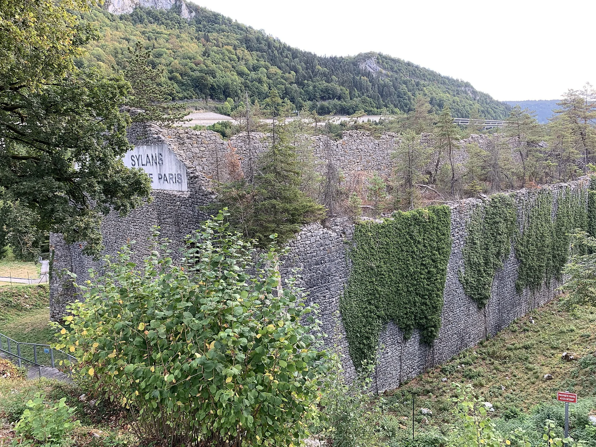 Photo showing: Glacières de Sylans, Les Neyrolles.