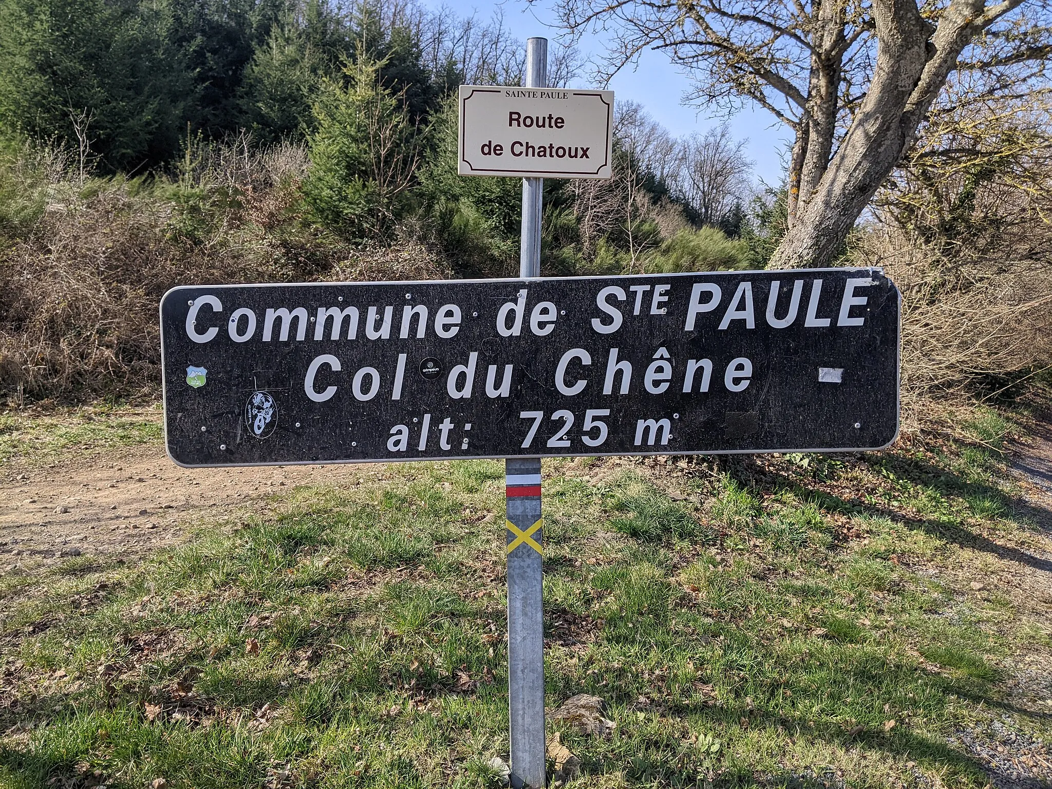 Photo showing: Panneau indiquent le col du Chêne, aussi appelé col du Châtoux, sur la commune de Sainte-Paule (Rhône, France).