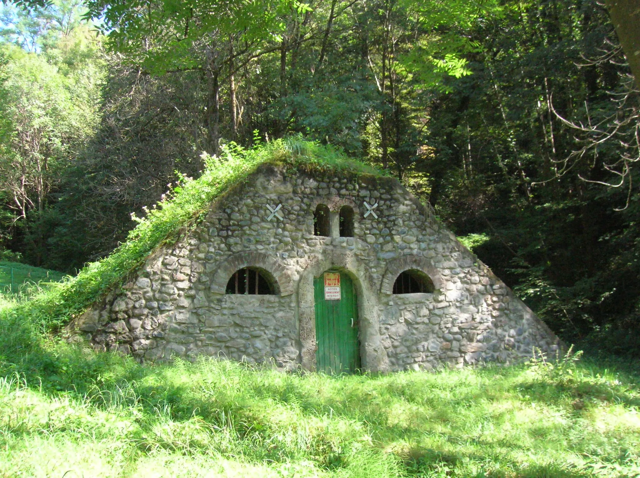 Photo showing: batiment (militaire?) sur la D280, proche de l'hopital d'Uriage, sous le chateau d'Uriage, long le ruisseau du marais. Uriage-les-bains, Saint-Martin-d'Uriage, Isère, AuRA, France. il s'agit probablement d'un petit batiment militaire, similaire à ceux qu'on trouve aux batterie hautes du Murier, à St Martin d'Hères. Fonctionnel à l'hopital d'Uriage, quand il était hopital militaire ? (https://www.openstreetmap.org/note/722387#map=19/45.14198/5.83545&layers=N)