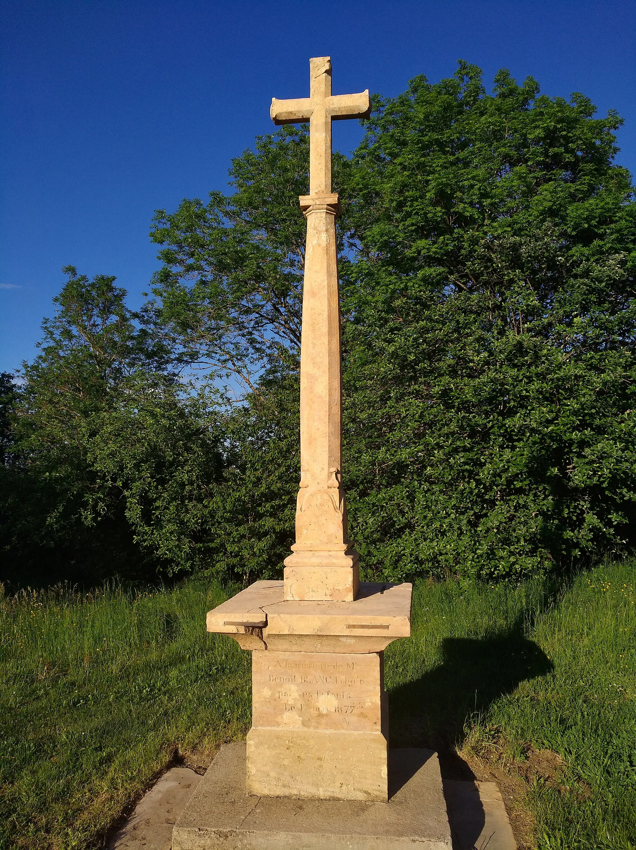Photo showing: Croix au col de Saint-Bonnet, sur la commune de Montmelas-Saint-Sorlin, dans le département du Rhône (France).