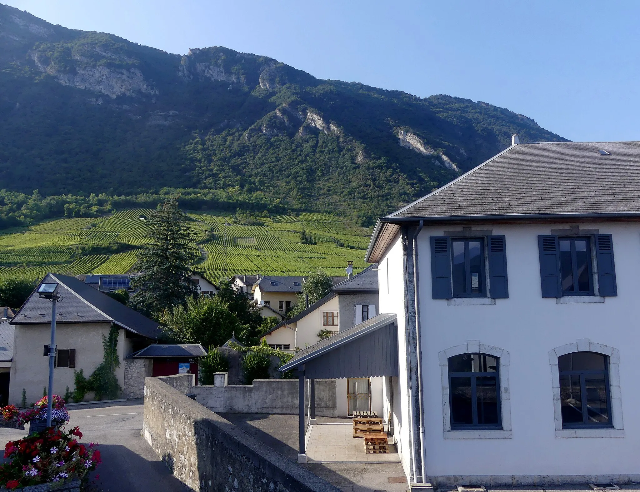 Photo showing: Sight, in the evening, of Arbin village and part of town hall, at the foot of La Savoyarde mountain, in Savoie, France.