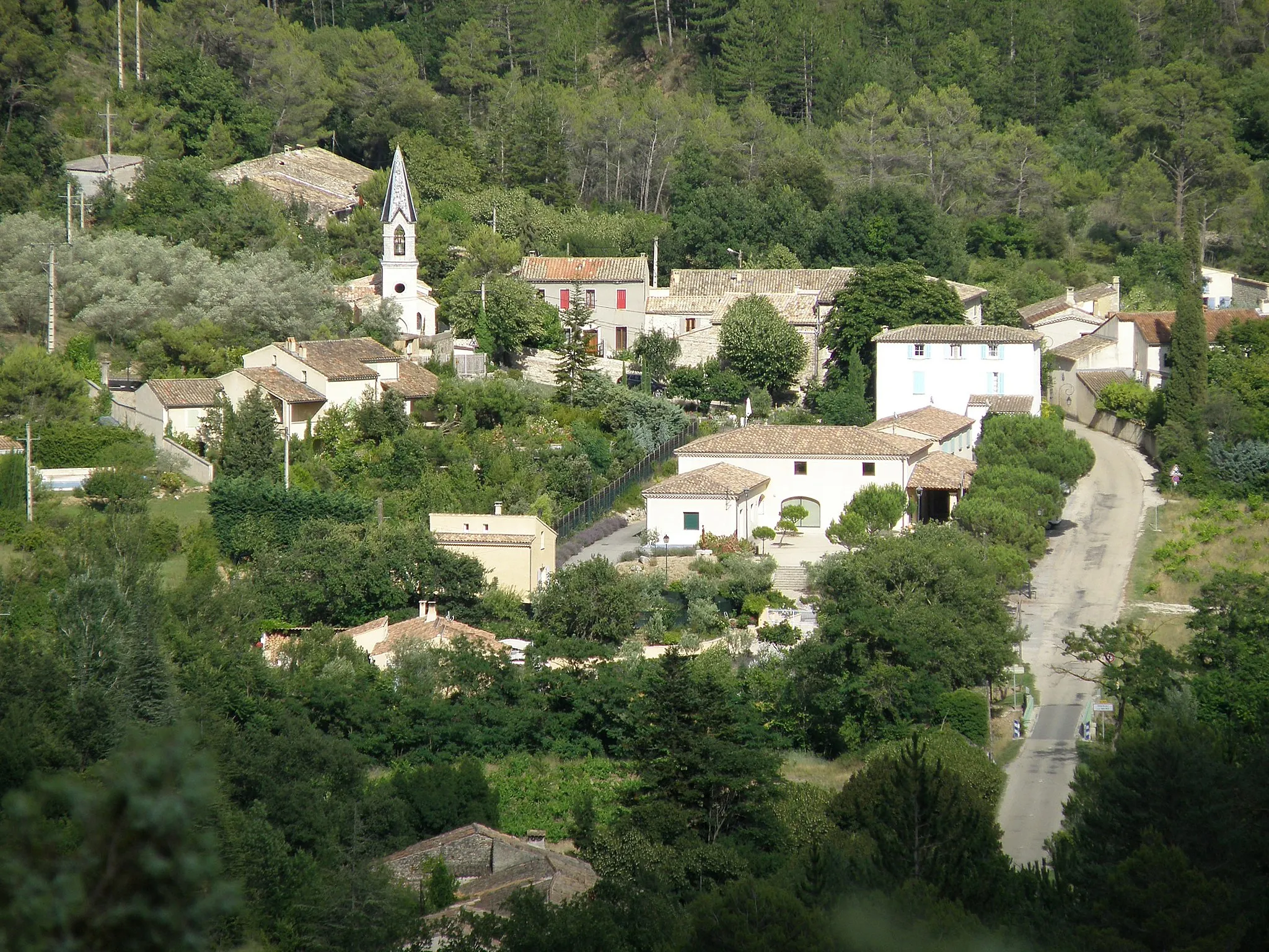 Photo showing: Propiac (Drôme, France). Vue générale, prise depuis la departementale D147, à l'ouest du village (nous regardons donc vers l'est).