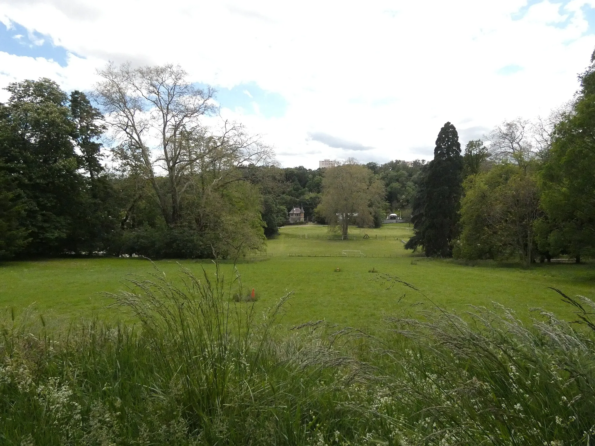 Photo showing: Parc et maison du gardien.