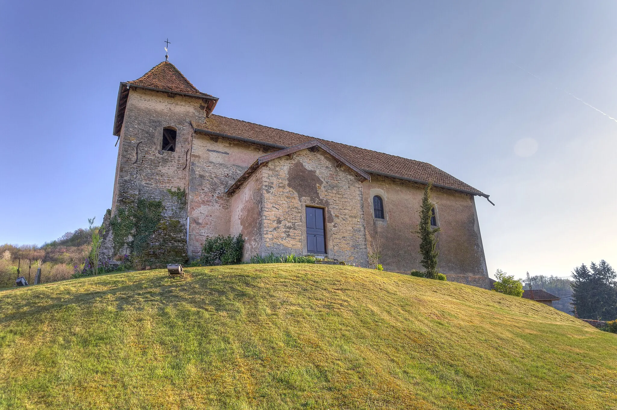 Photo showing: Saint-Blaise Church of Vermelle, Nivolas-Vermelle, Isère. The Church tumulus, seen from the northeast.