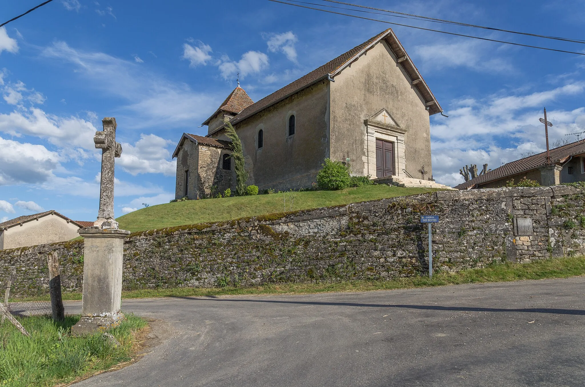 Photo showing: Church Saint-Blaise, Vermelle, Isère. View of the pediment from the Mission Cross of the Carcat.