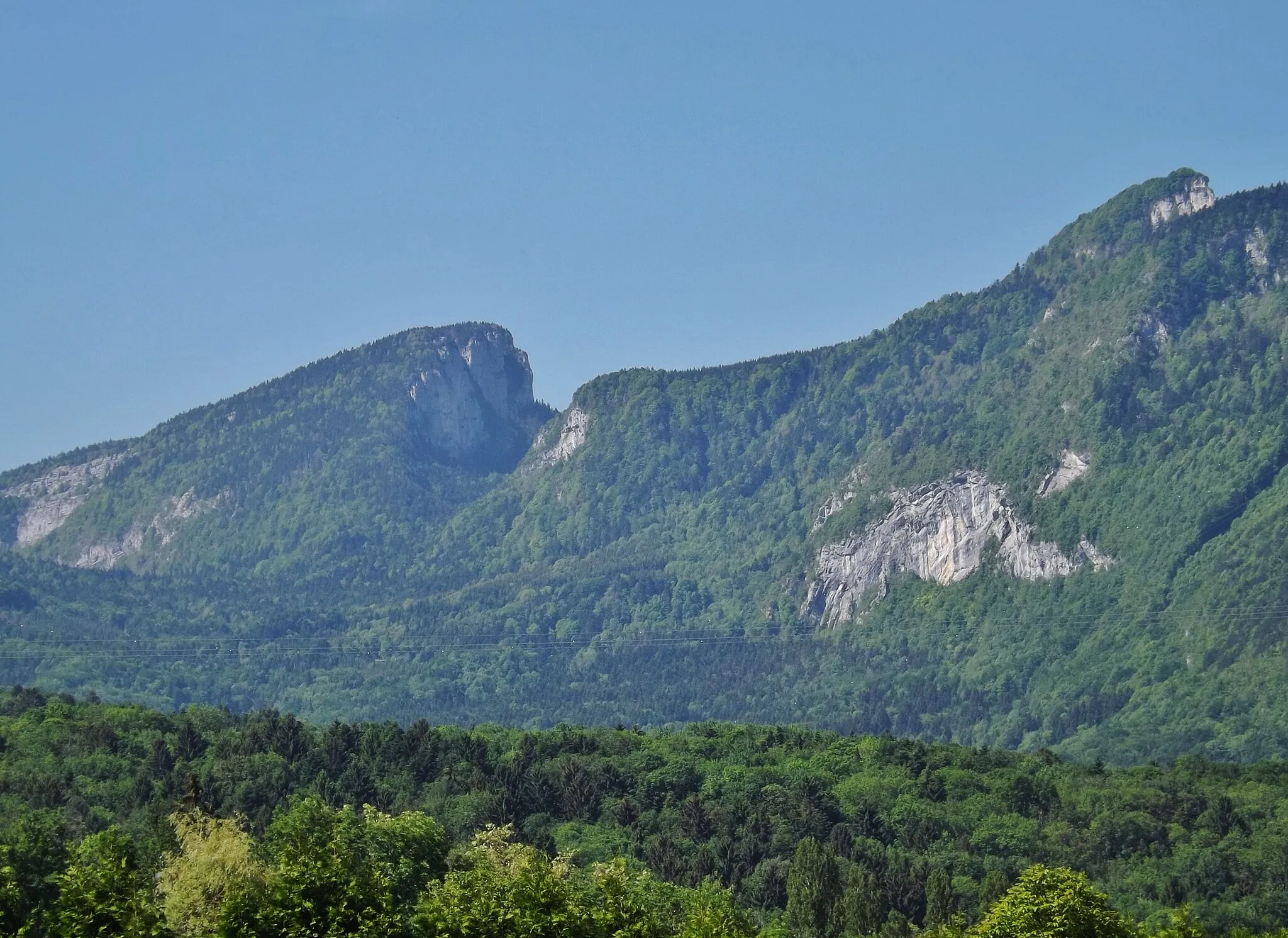 Photo showing: Sight, from Montganole, of the mont Outheran (1,676 meters high) and dent du Corbeley (1,419 m) mounts, in the Chartreuse mountain range, near Chambéry in Savoie, France.