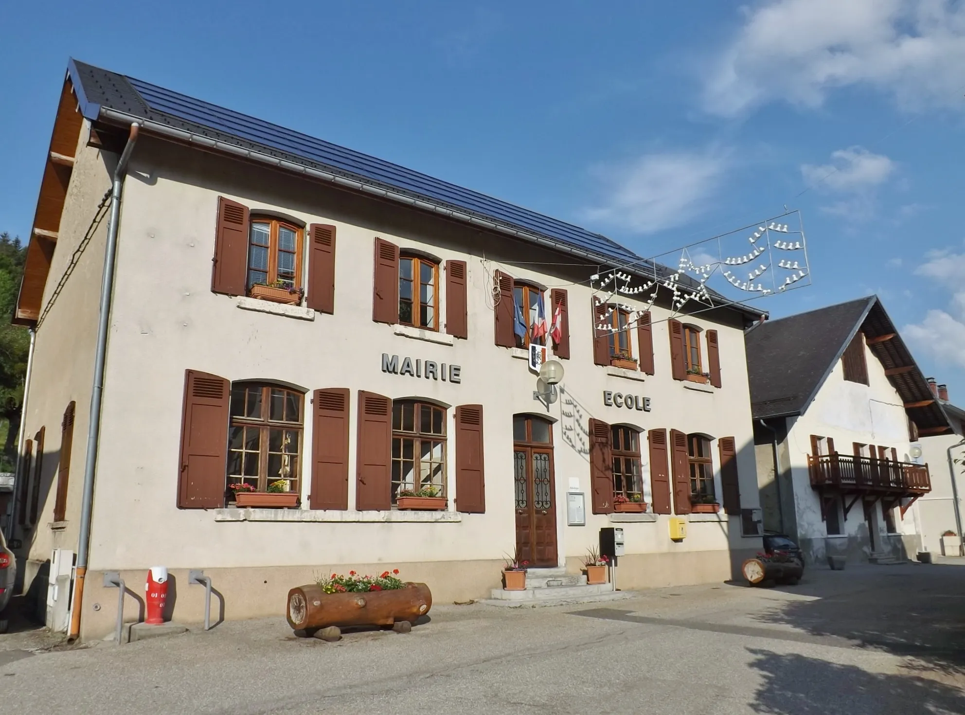 Photo showing: Sight of the French commune of La Thuile townhall, in Savoie.