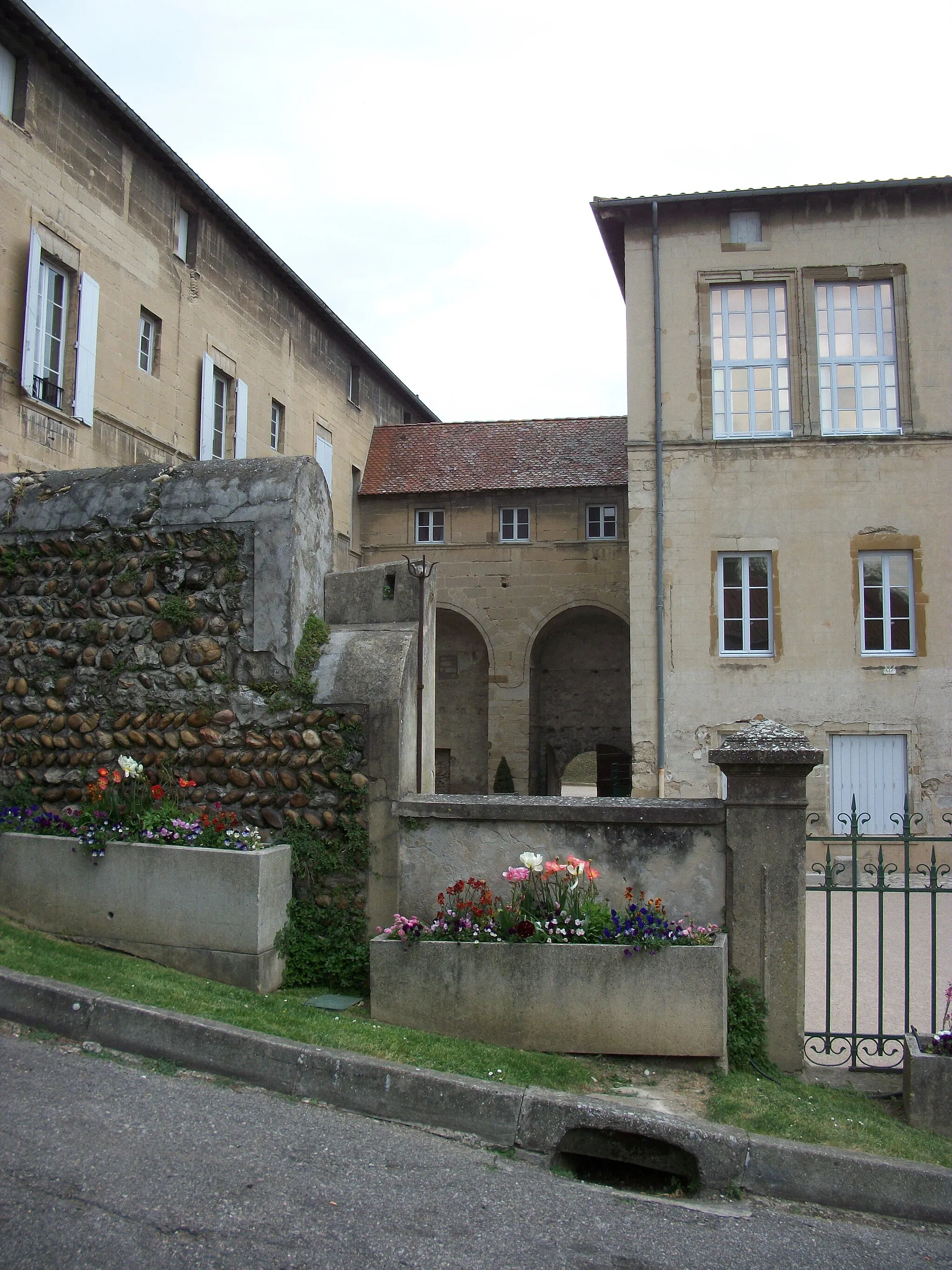 Photo showing: This building is en partie classé, en partie inscrit au titre des monuments historiques de la France. It is indexed in the base Mérimée, a database of architectural heritage maintained by the French Ministry of Culture, under the reference PA00117243 .