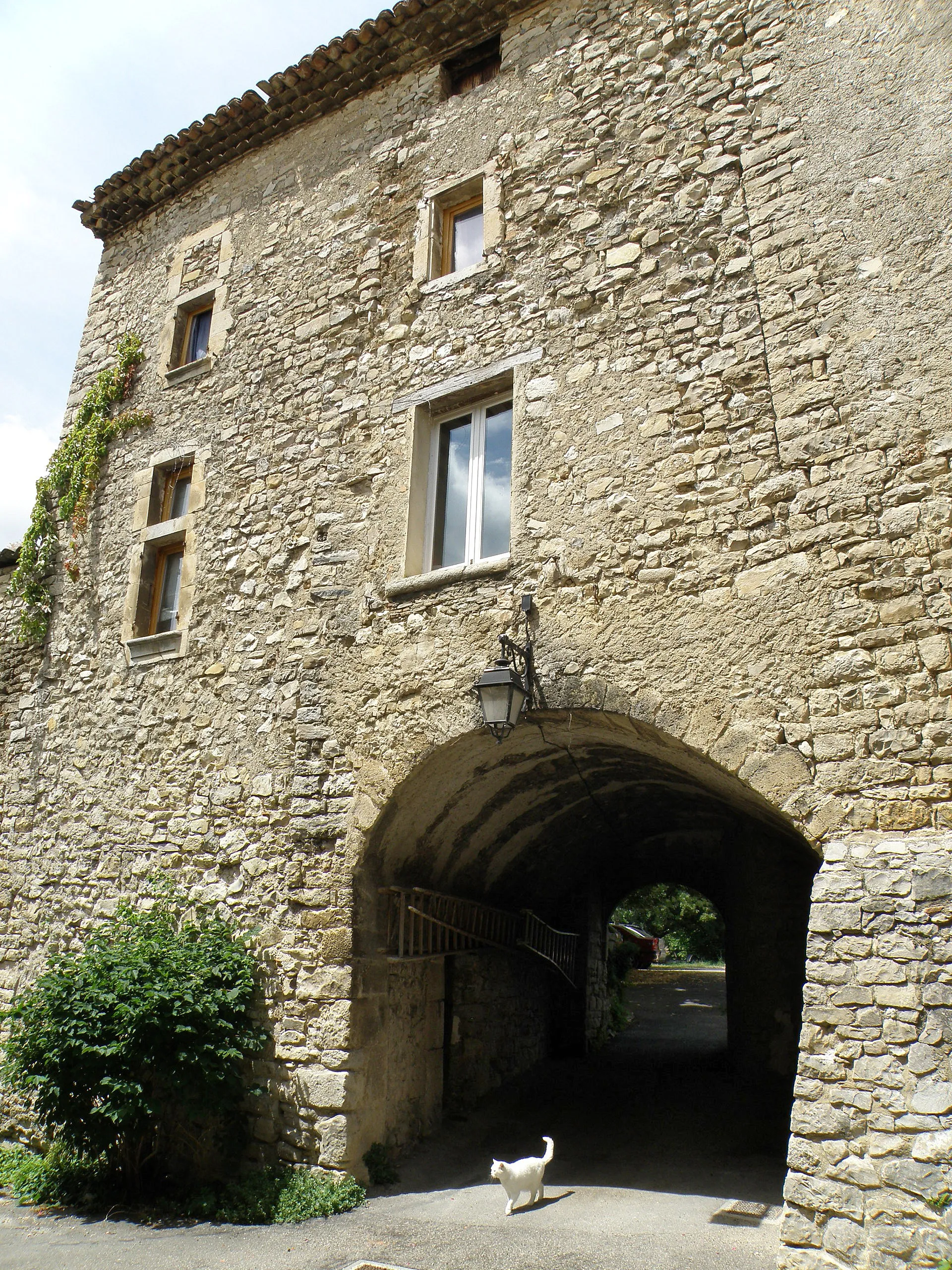 Photo showing: Sainte-Euphémie-sur-Ouvèze (comm. de la Drôme, France). Maison patricienne à l'entrée ouest du bourg, avec passage voûté (soustet), façade côté ville.