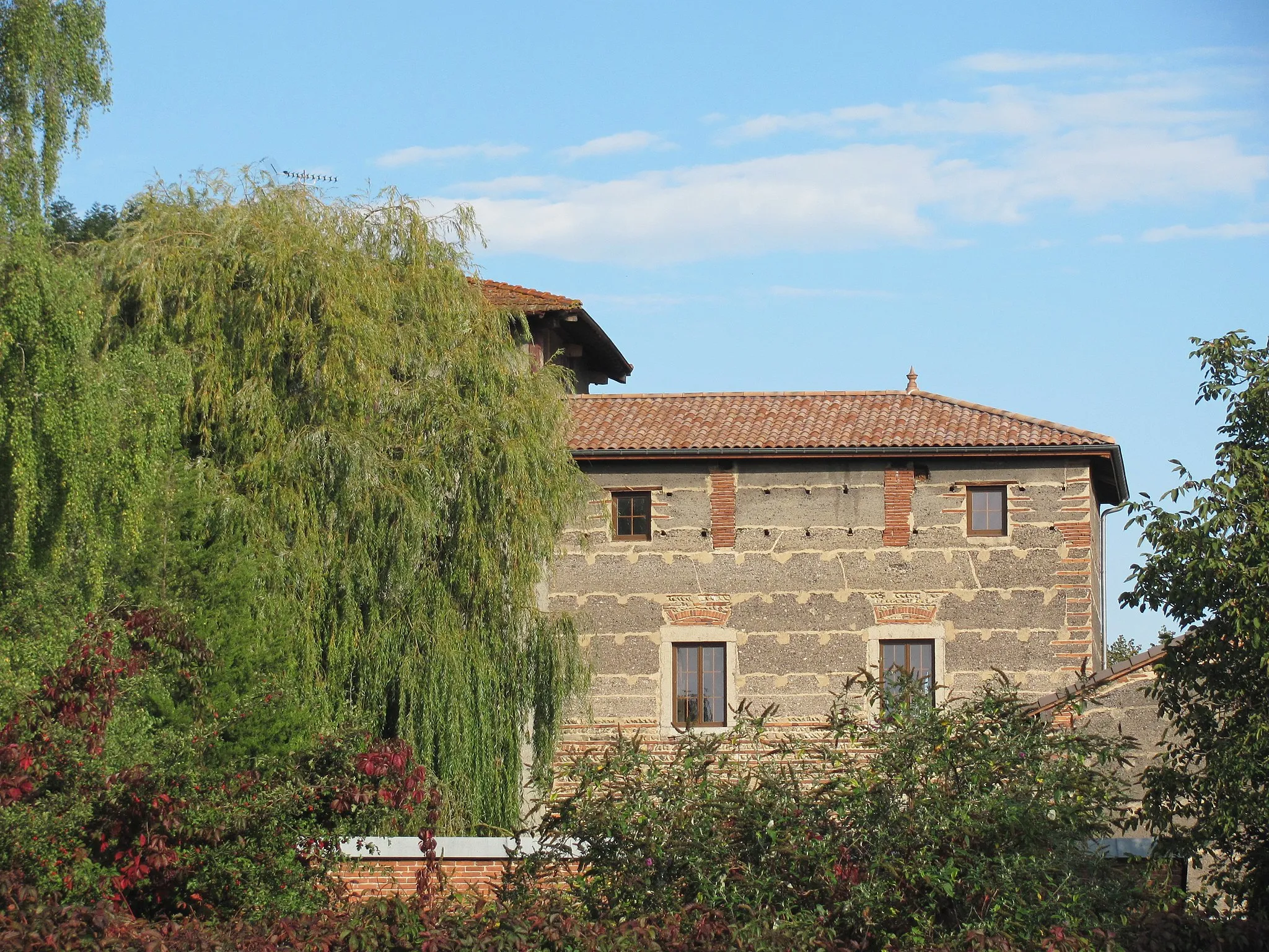 Photo showing: This building is inscrit au titre des monuments historiques de la France. It is indexed in the base Mérimée, a database of architectural heritage maintained by the French Ministry of Culture, under the reference PA01000032 .