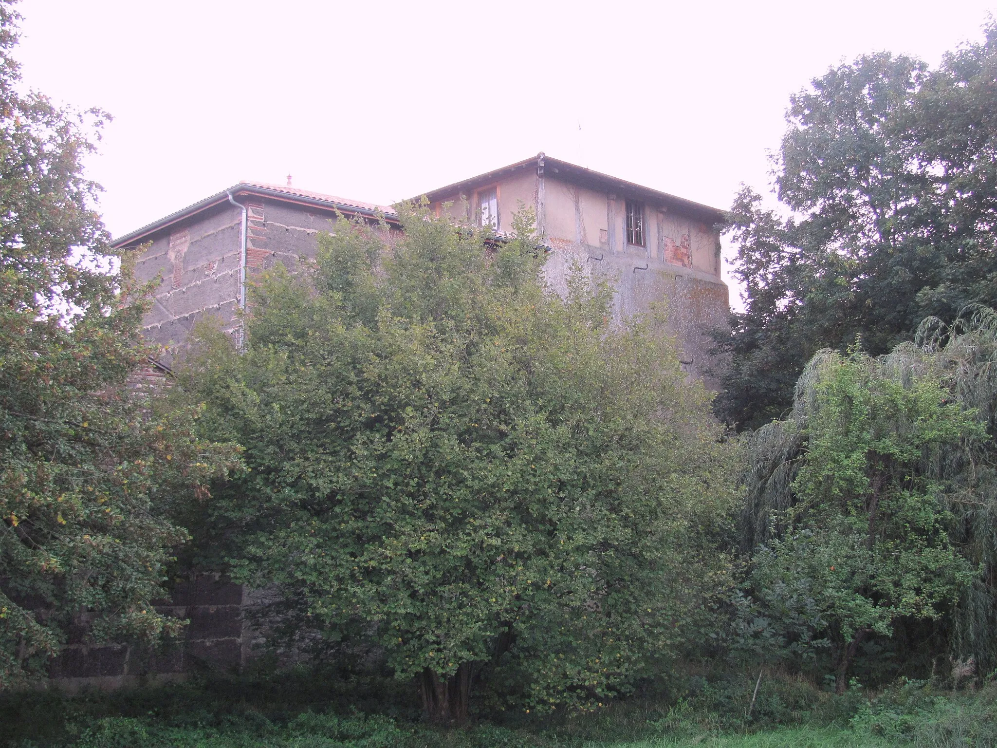 Photo showing: This building is inscrit au titre des monuments historiques de la France. It is indexed in the base Mérimée, a database of architectural heritage maintained by the French Ministry of Culture, under the reference PA01000032 .