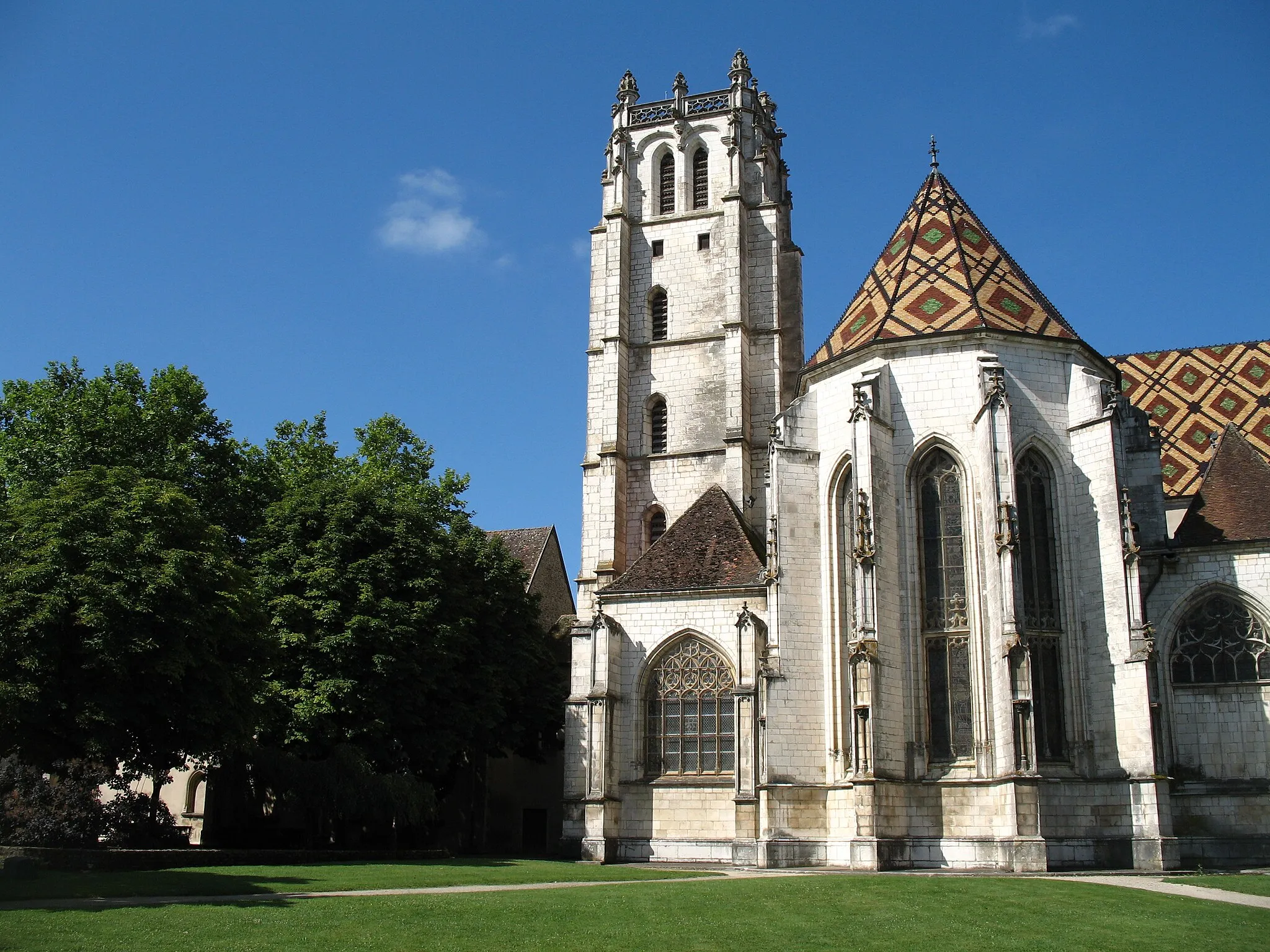 Photo showing: Chevet et tour de l'église Saint-Nicolas-de-Tolentin de Brou.