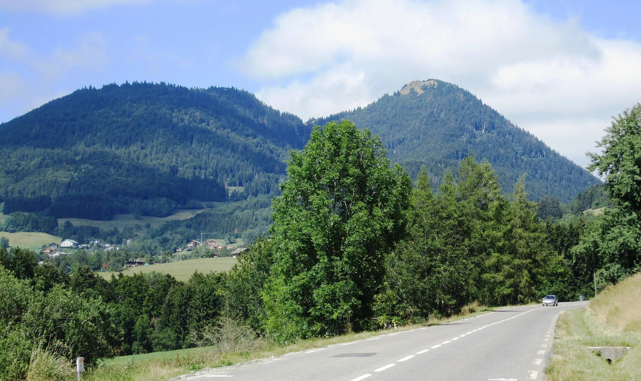 Photo showing: Le mont Forchat (à doite) en Haute-Savoie