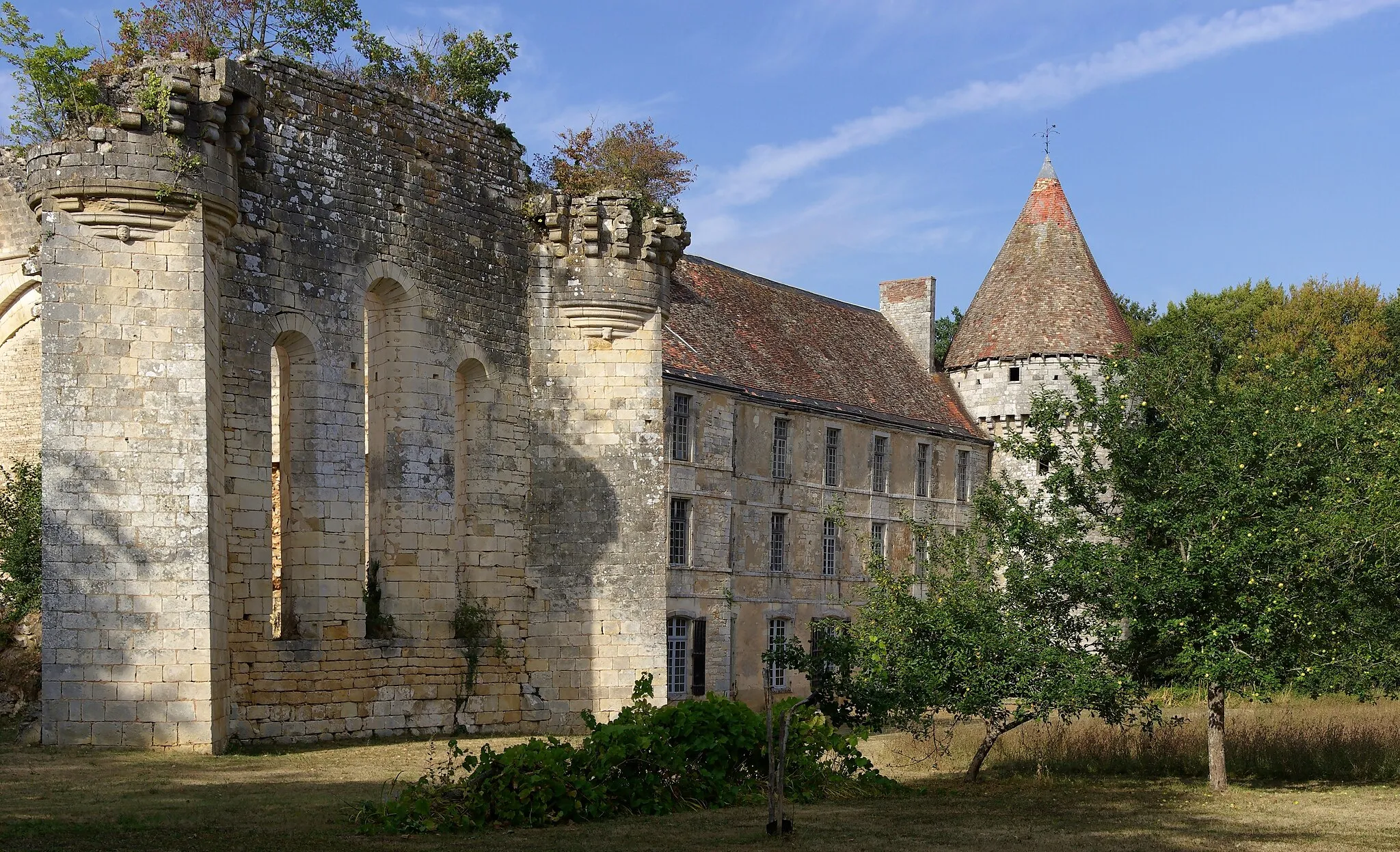 Photo showing: This building is classé au titre des monuments historiques de la France. It is indexed in the base Mérimée, a database of architectural heritage maintained by the French Ministry of Culture, under the reference PA00105700 .
