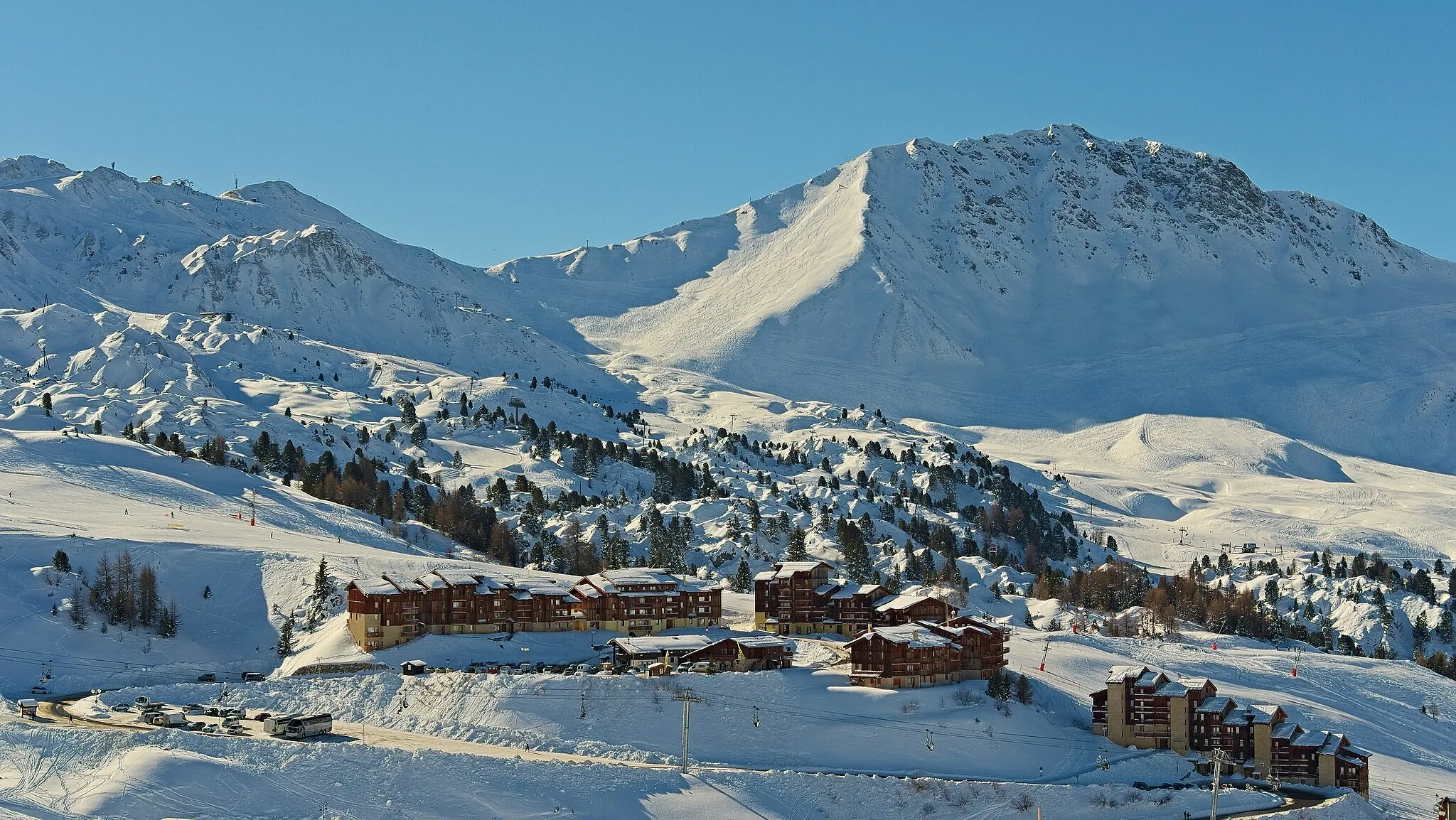 Photo showing: Paradiski, Plagne Villages. Taken in La Plagne, ski slope bretelle trieuse, Savoie, France.