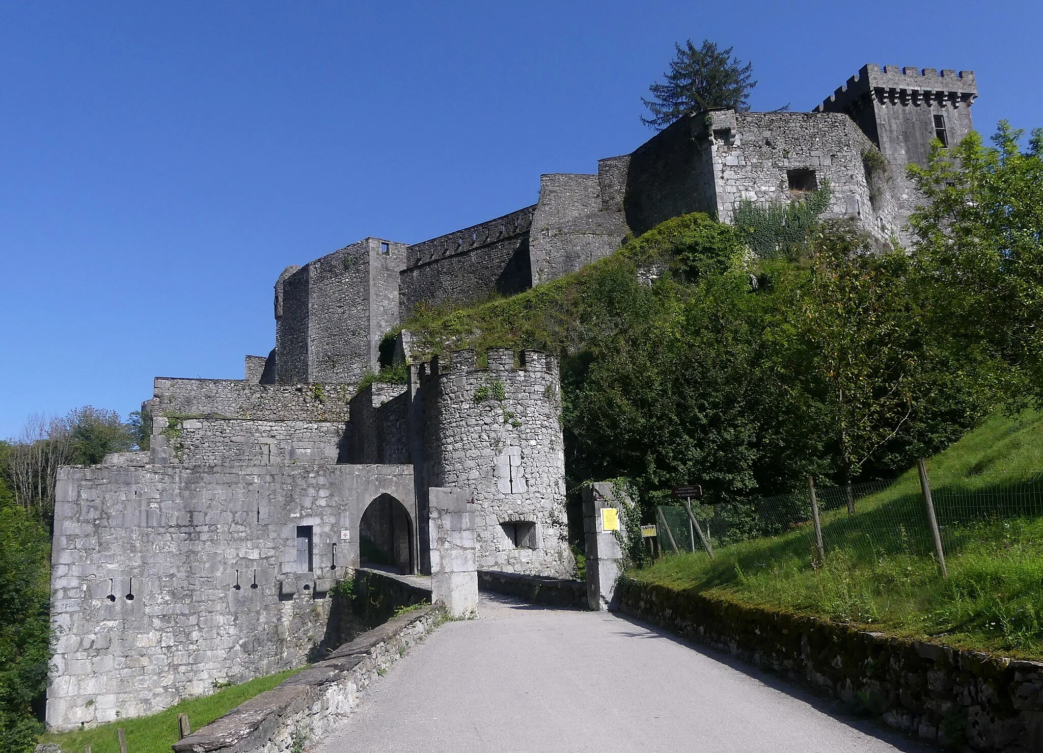 Photo showing: Sight of Miolans castle entrance, in Savoie, France.