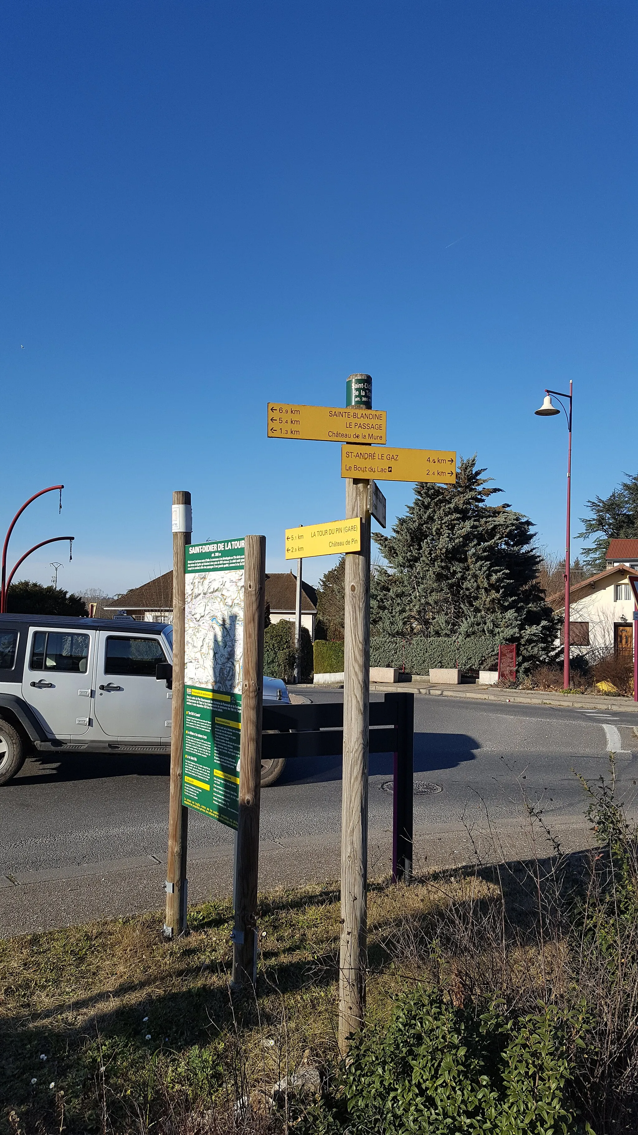 Photo showing: Panneau de randonnée du carrefour Saint Didier de la Tour