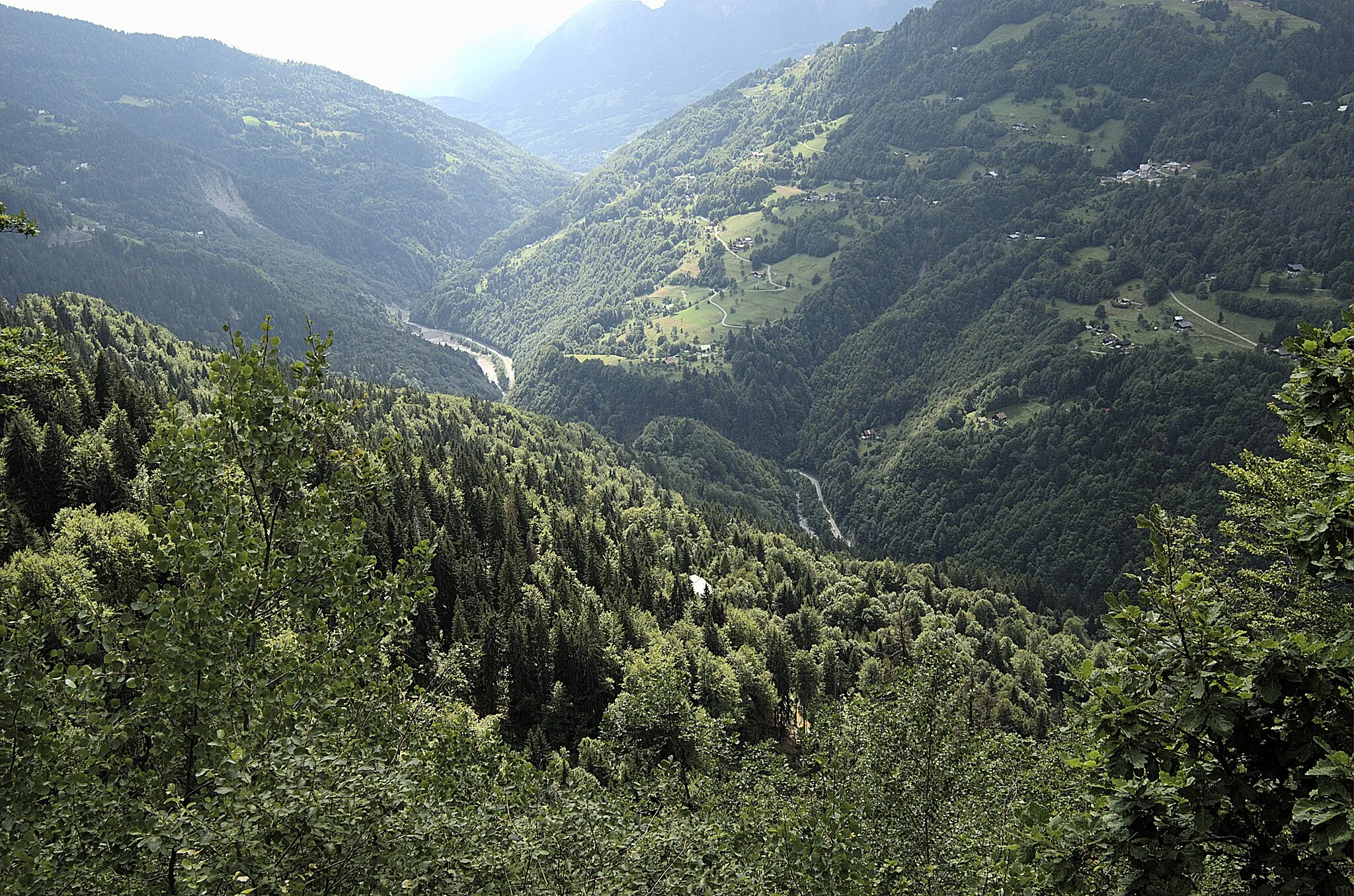 Photo showing: Une vue des basses Gorges de l'Arly depuis le Belvedère situé entre les hameaux du Cernix et des Panissats, sur la commune de Cohennoz. À l'extrême droite, le hameau d'fr:Héry-sur-Ugine, à l'extrême gauche, lui faisant face, le chef-lieu de fr:Cohennoz.