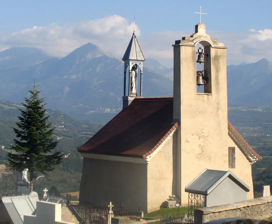 Photo showing: La chapelle de Notre-Dame de Bois-Vert, à la Fare-en-Champsaur (Hautes-Alpes). Comme la plupart des chapelles du Champsaur, elle possède un clocheton à l"aplomb de la façade ouest, mais sa porte d'entrée est sur le flanc sud.