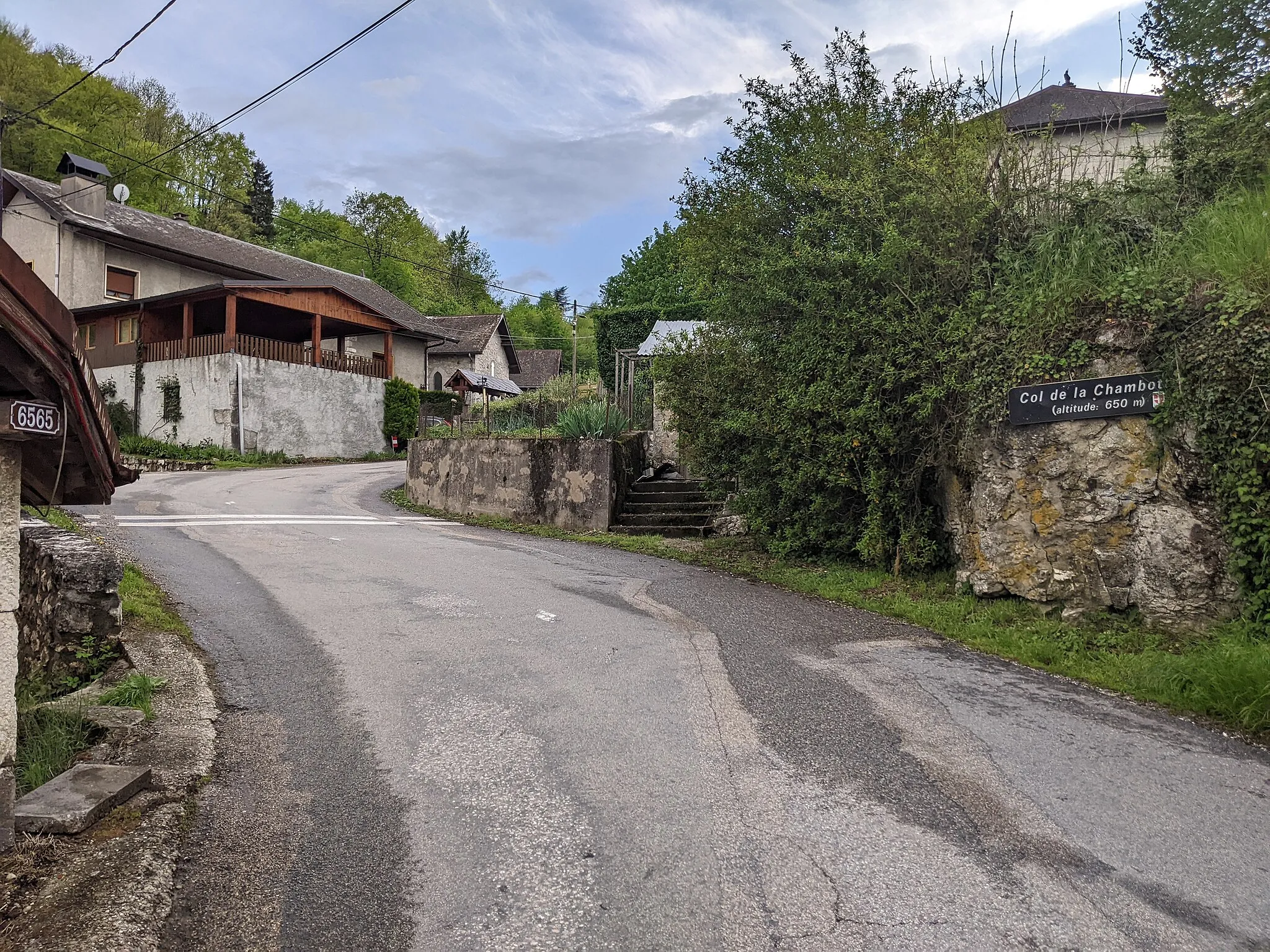 Photo showing: Passage dans le hameau de La Chambotte, près du col du même nom, à Saint-Germain-la-Chambotte (Savoie, France).