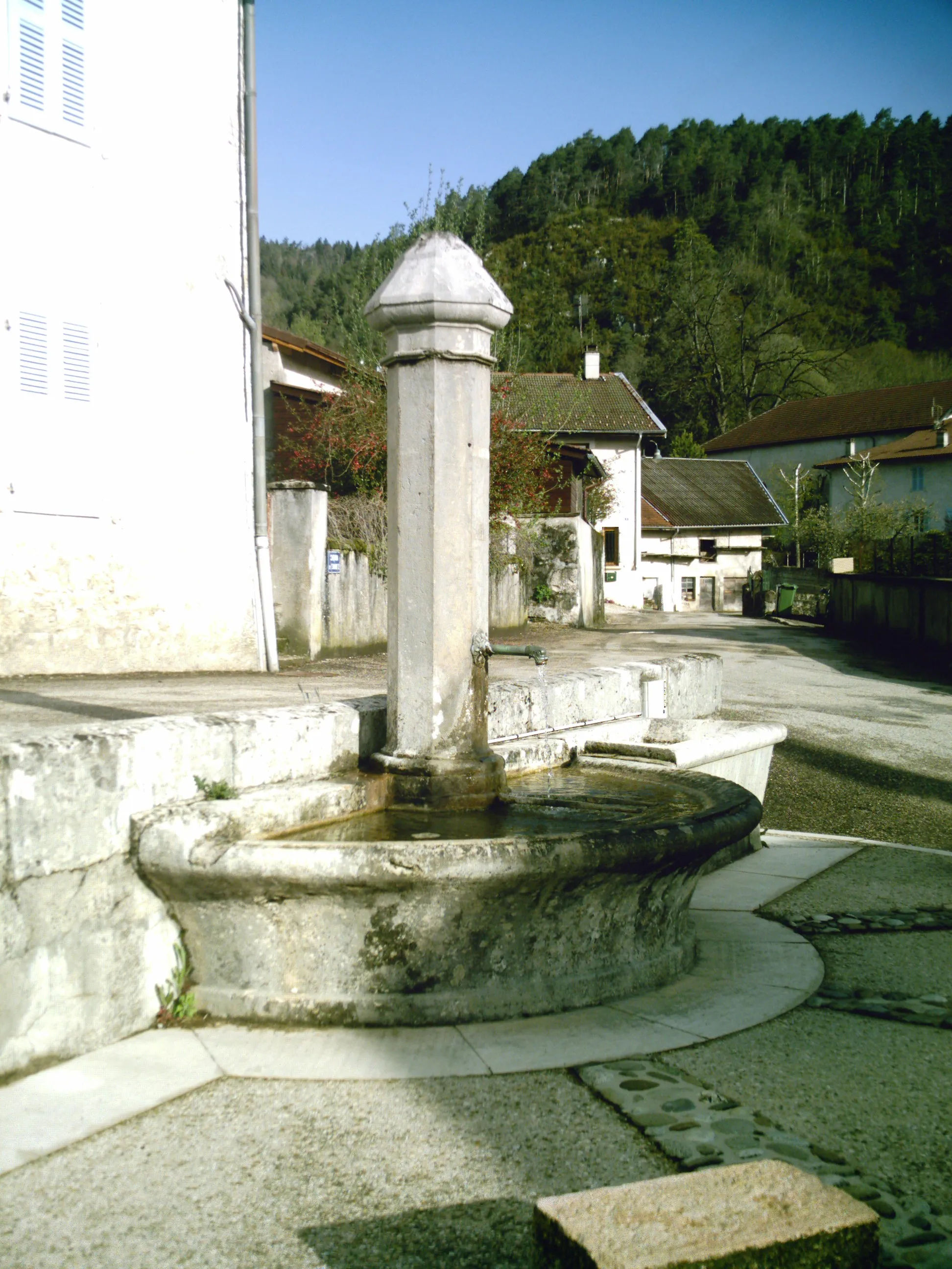 Photo showing: Fontaine de Volognat