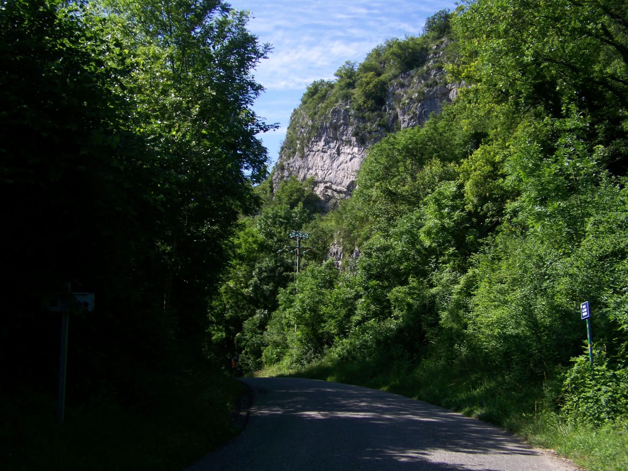 Photo showing: Sight of the Saint-Saturnin gorges and pass, here in the direction of Chambéry (street sign : Saint-Saturnin road), in Savoie, France.