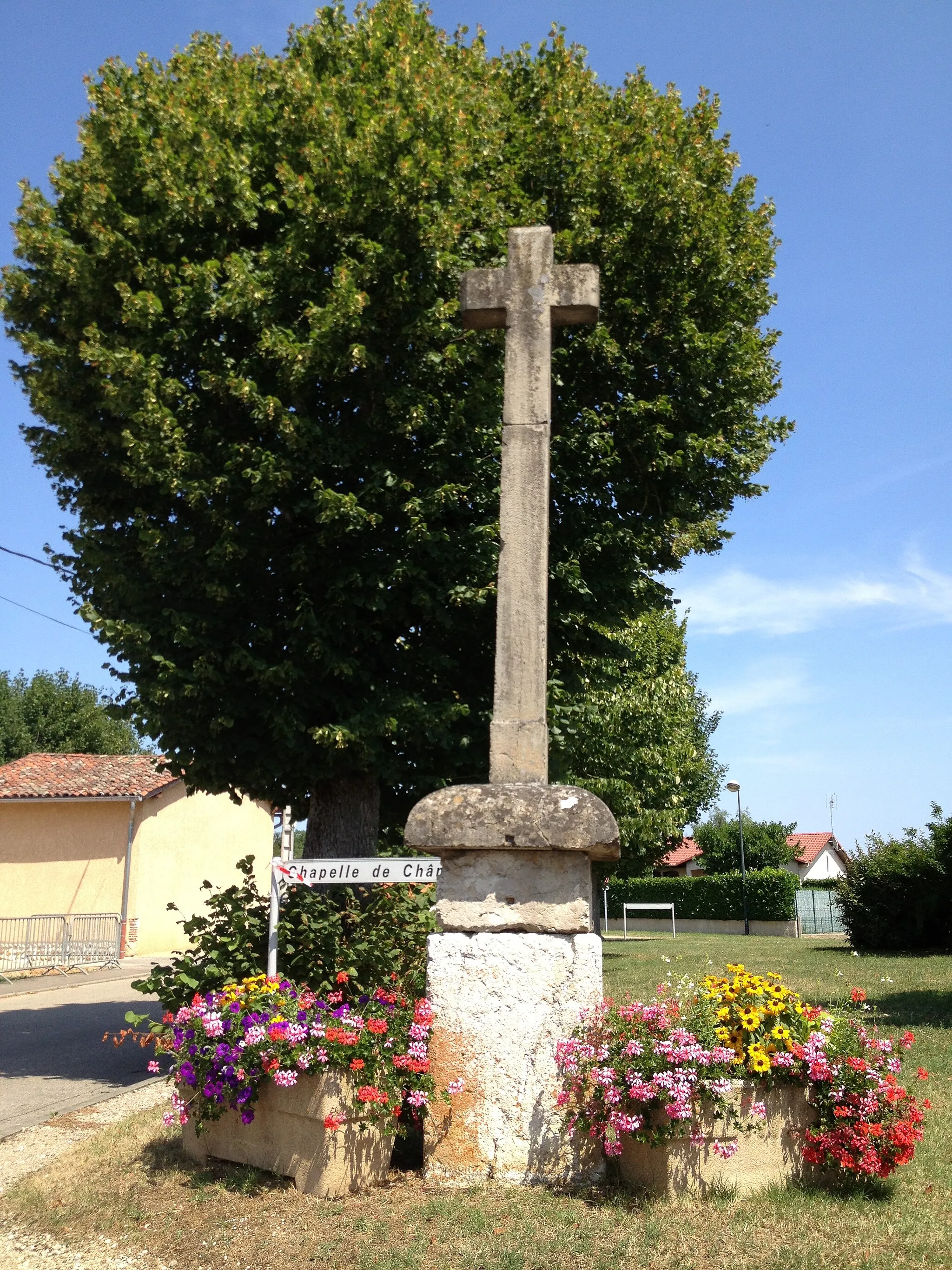 Photo showing: Croix de la place de Chânes  (Béligneux).