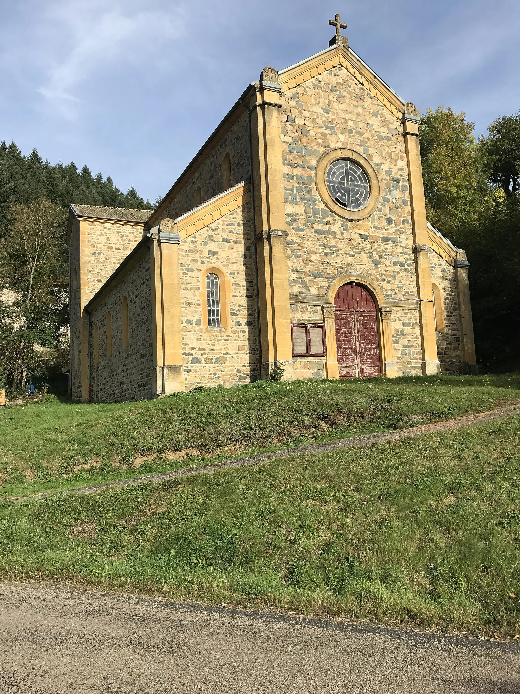 Photo showing: L'église du hameau de Lafont (Poule-les-Écharmeaux).