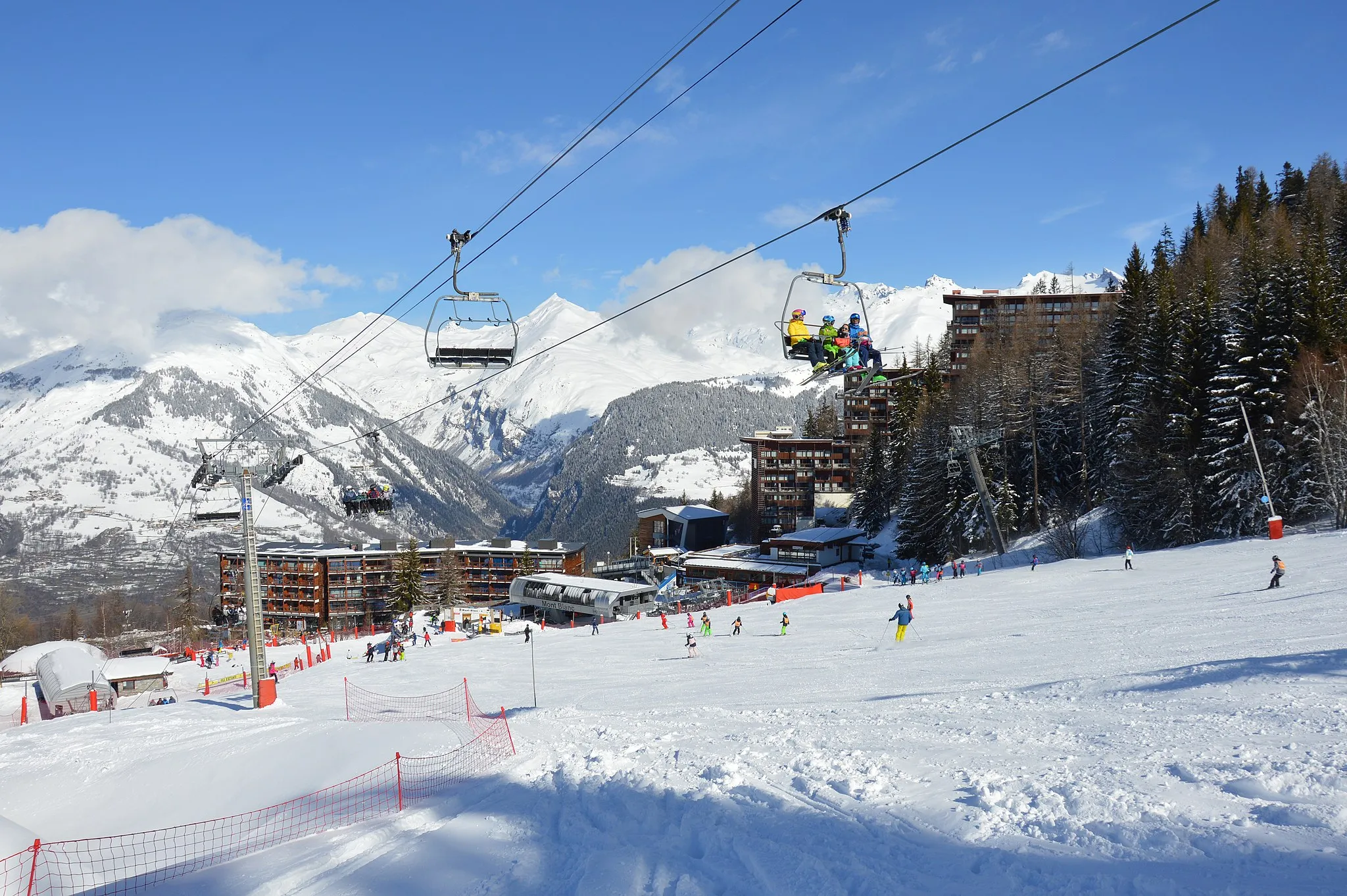 Photo showing: Trois Arcs and Roc Belle Face residences, Arc 1600, on March 4th 2020. Seen from the ski piste underneath the Cachette ski lift.
