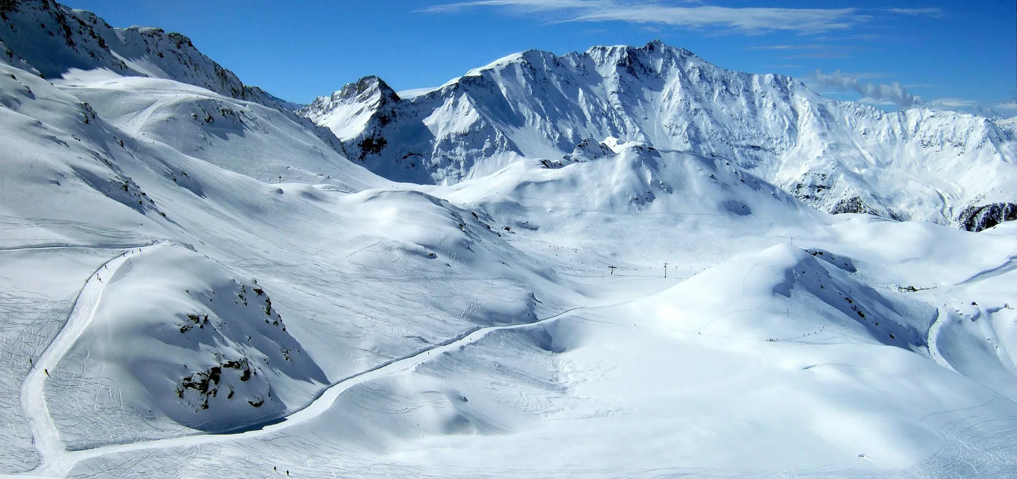 Photo showing: Photo prise du bas du téléphérique de l'Aiguille rouge. On peut voir au premier plan la piste des Arandelières, au second plan de télésiège du Grand Col et enfin le massif de Bellecôte sur lequel se situe le glacier de la Plagne.