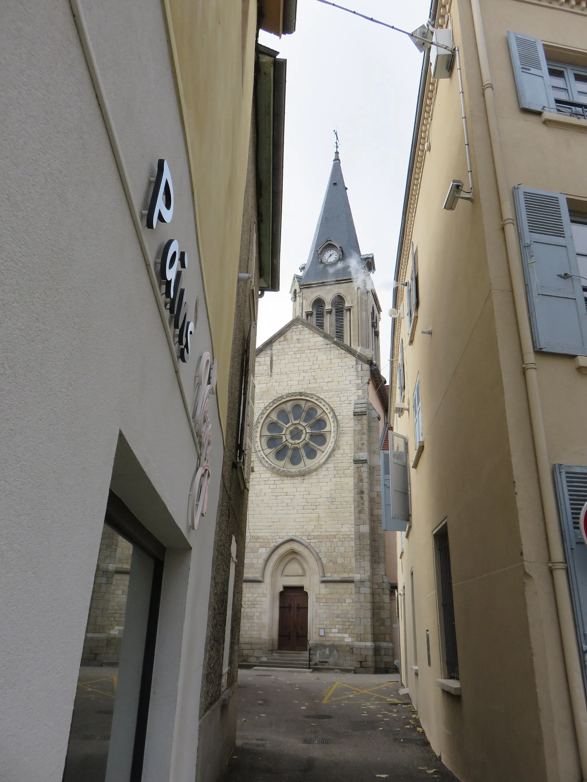 Photo showing: Église Saint-Clair et rue de l'Église à Brignais (Rhône, France).