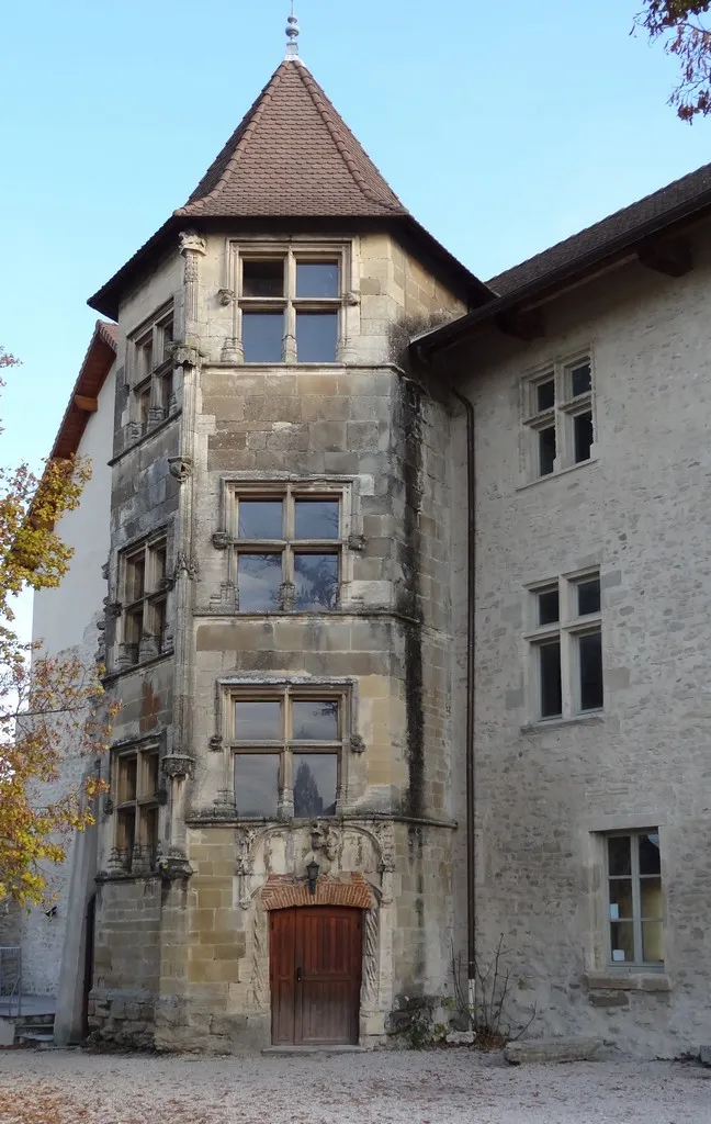 Photo showing: Vue depuis la cour intérieure côté sud-ouest montrant la tourelle polygonale du XVème siècle abritant un escalier à vis reliant les différentes parties du bâtiment et les différents étages.